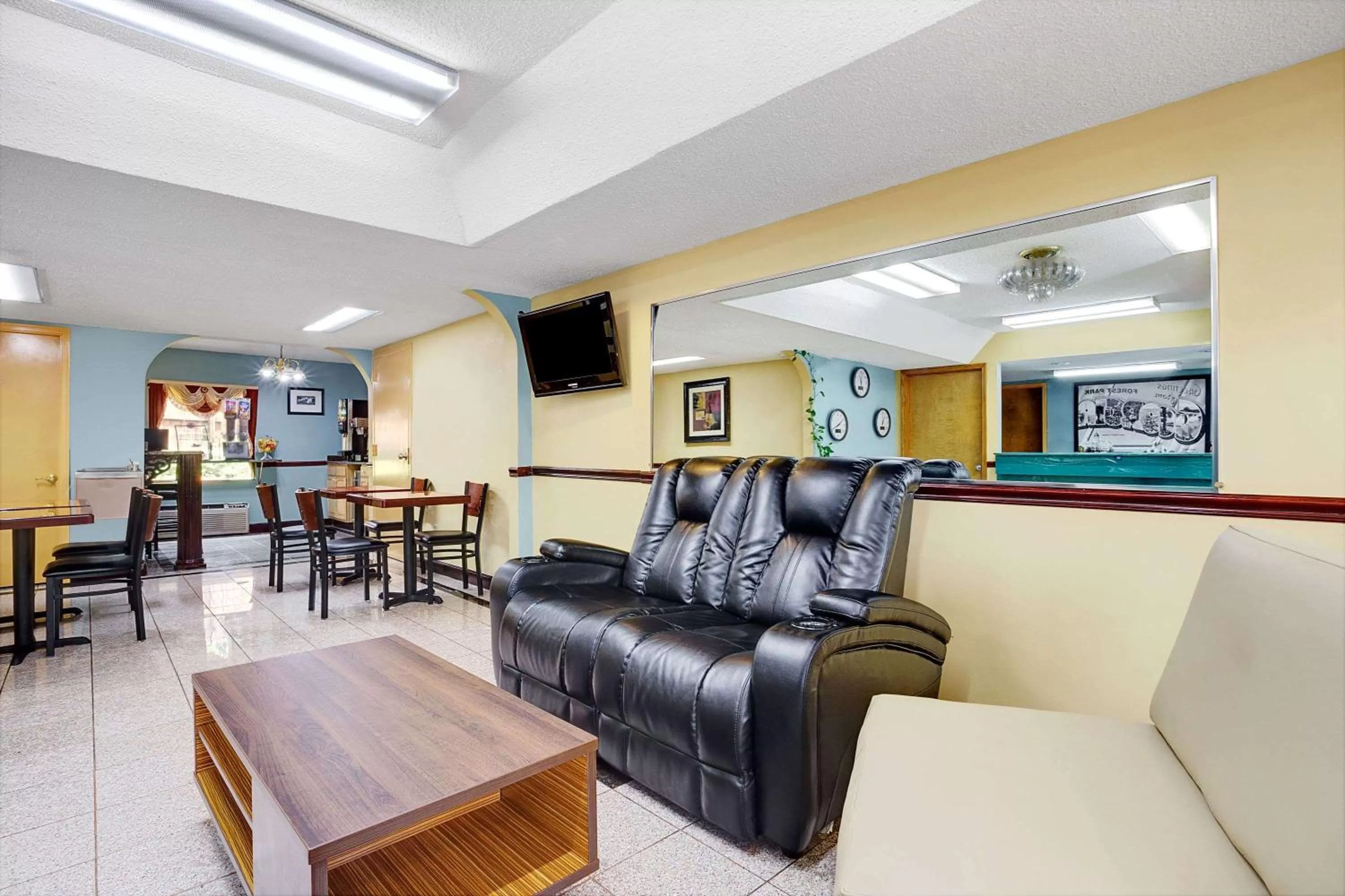 Lobby or reception in Super 8 by Wyndham Forest Park