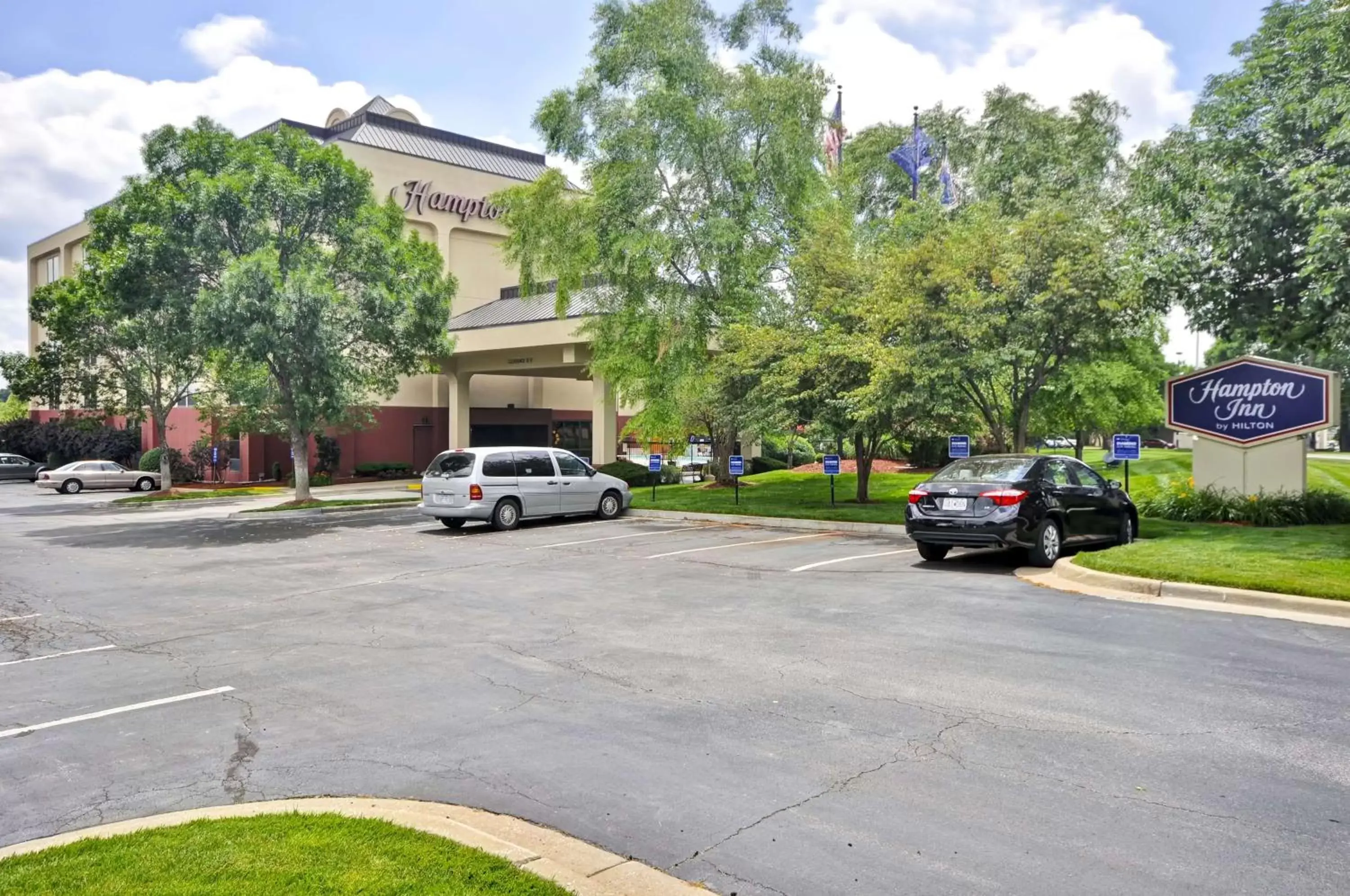 Property Building in Hampton Inn Overland Park