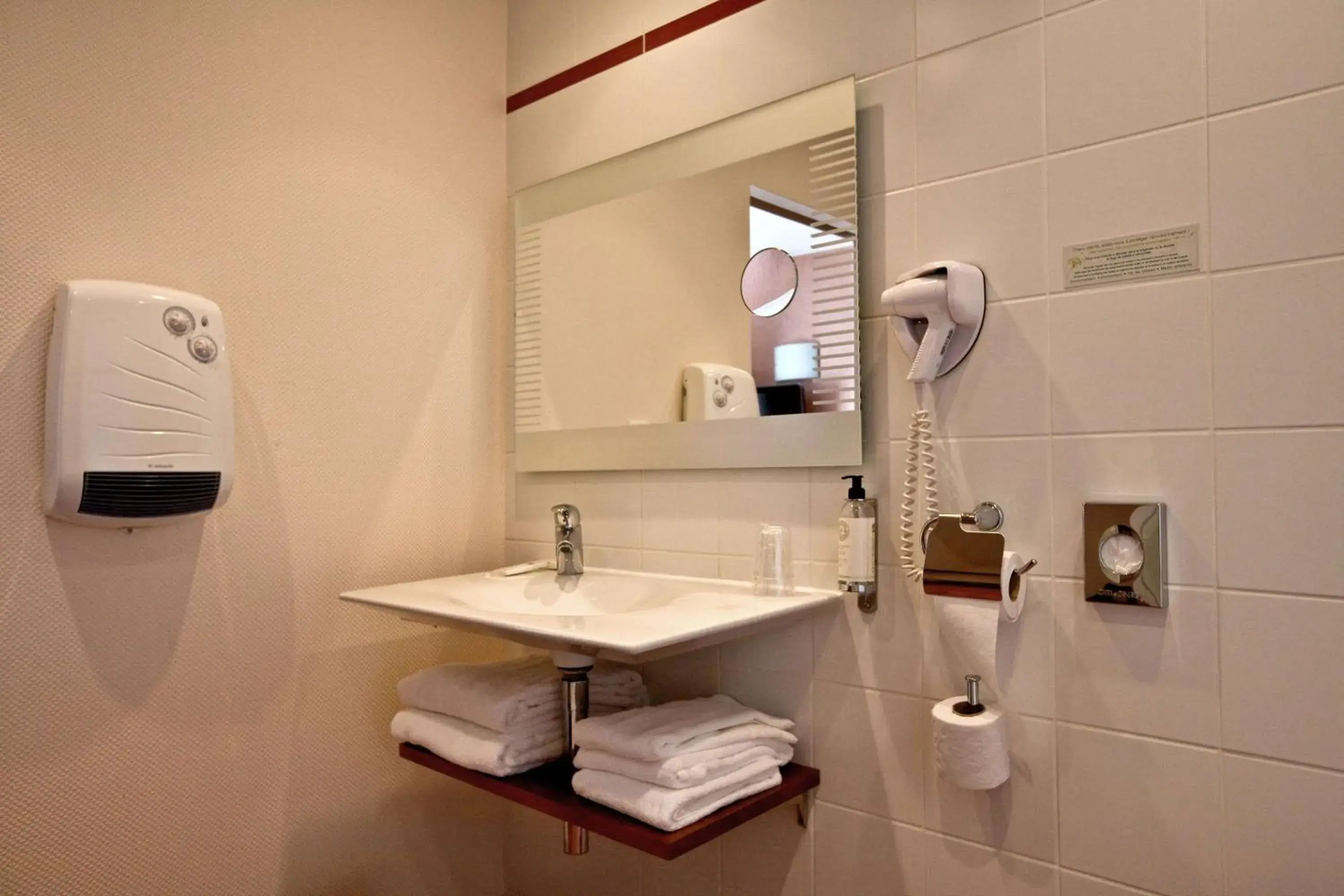 Comfort Double Room in Best Western Le Duguesclin Hôtel-Restaurant Comfort Double Room in Best Western Le Duguesclin Hôtel-Restaurant