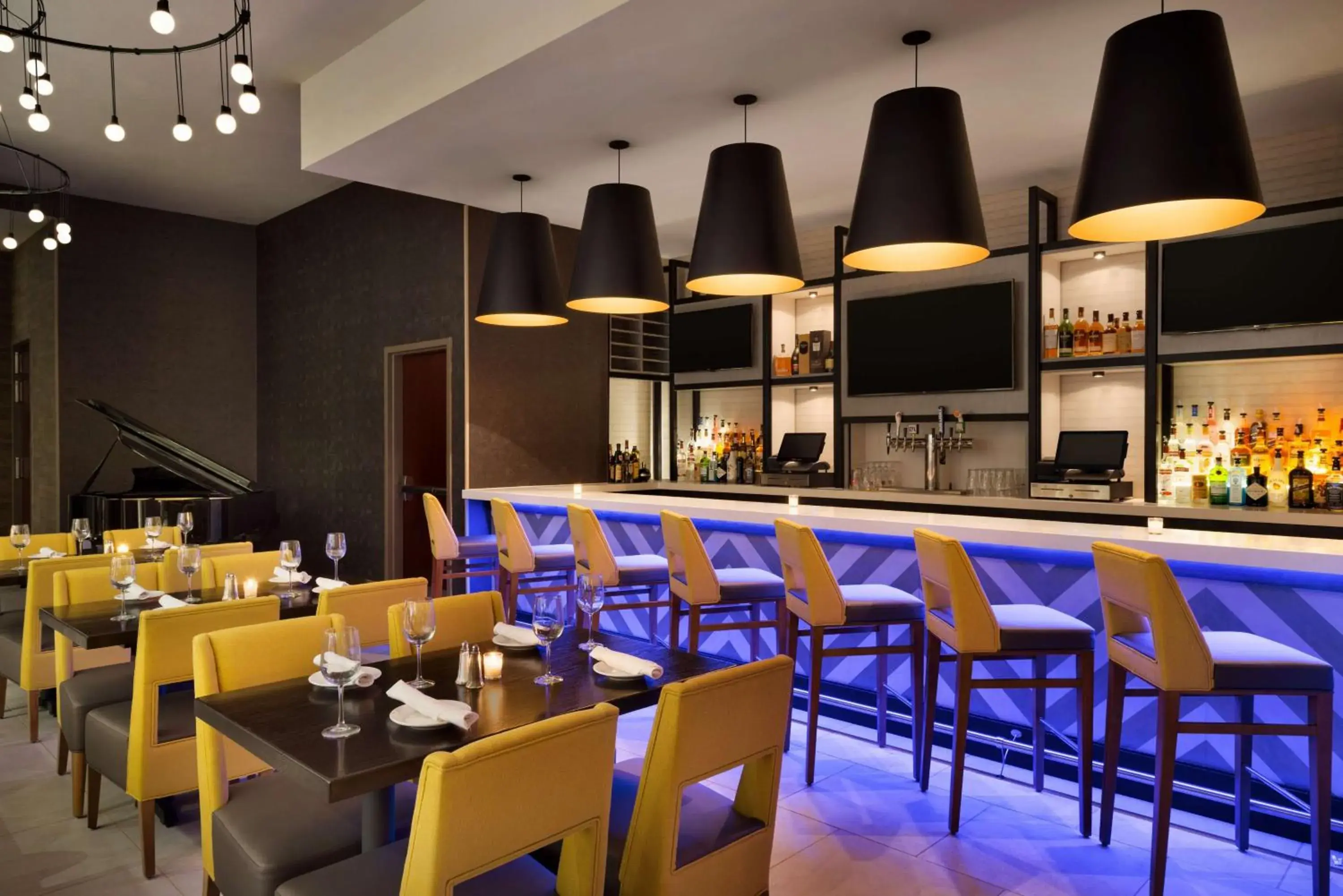 Lounge or bar, Restaurant/Places to Eat in Hilton Garden Inn New York Times Square South
