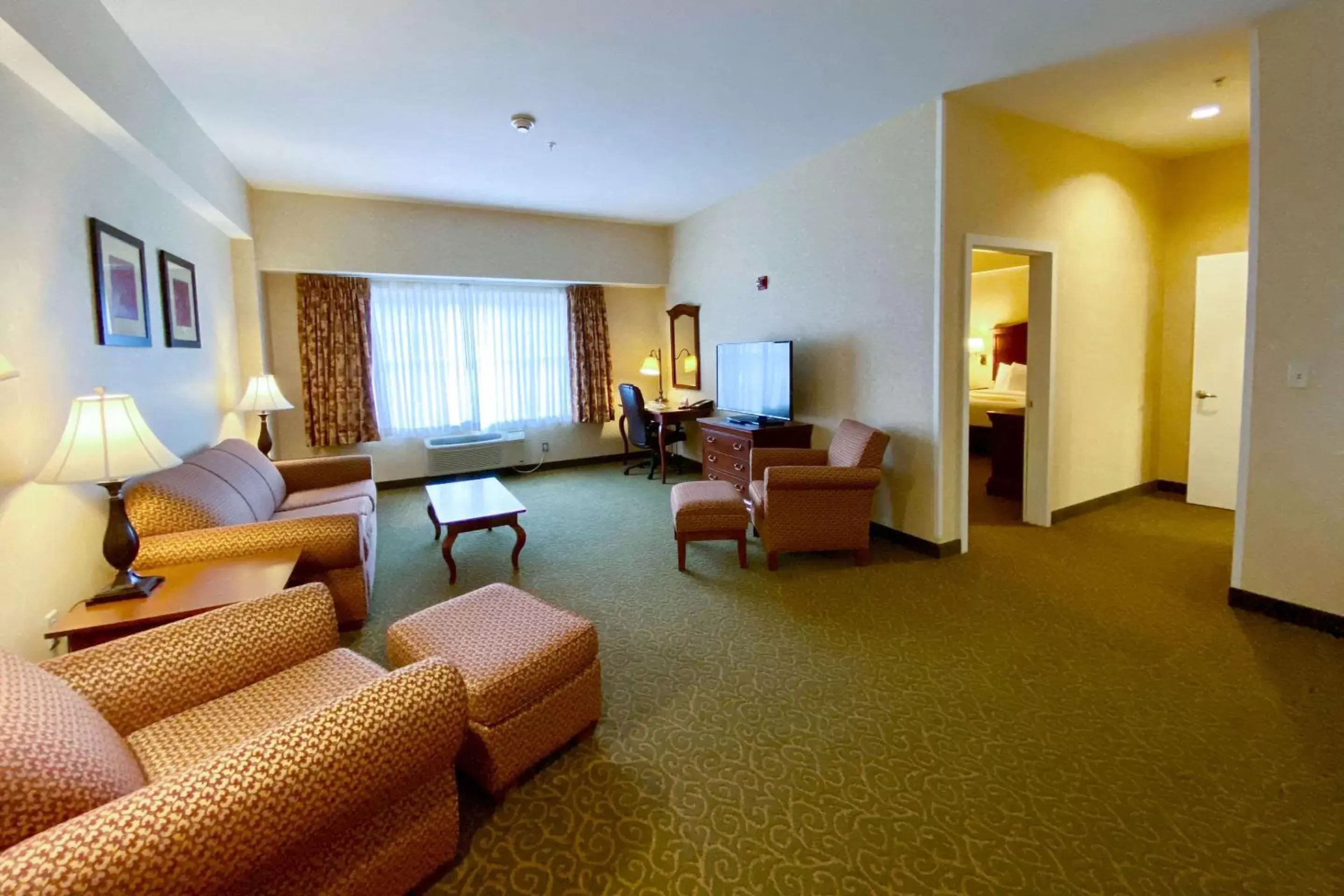 Bedroom, Seating Area in Maine Evergreen Hotel, Ascend Hotel Collection