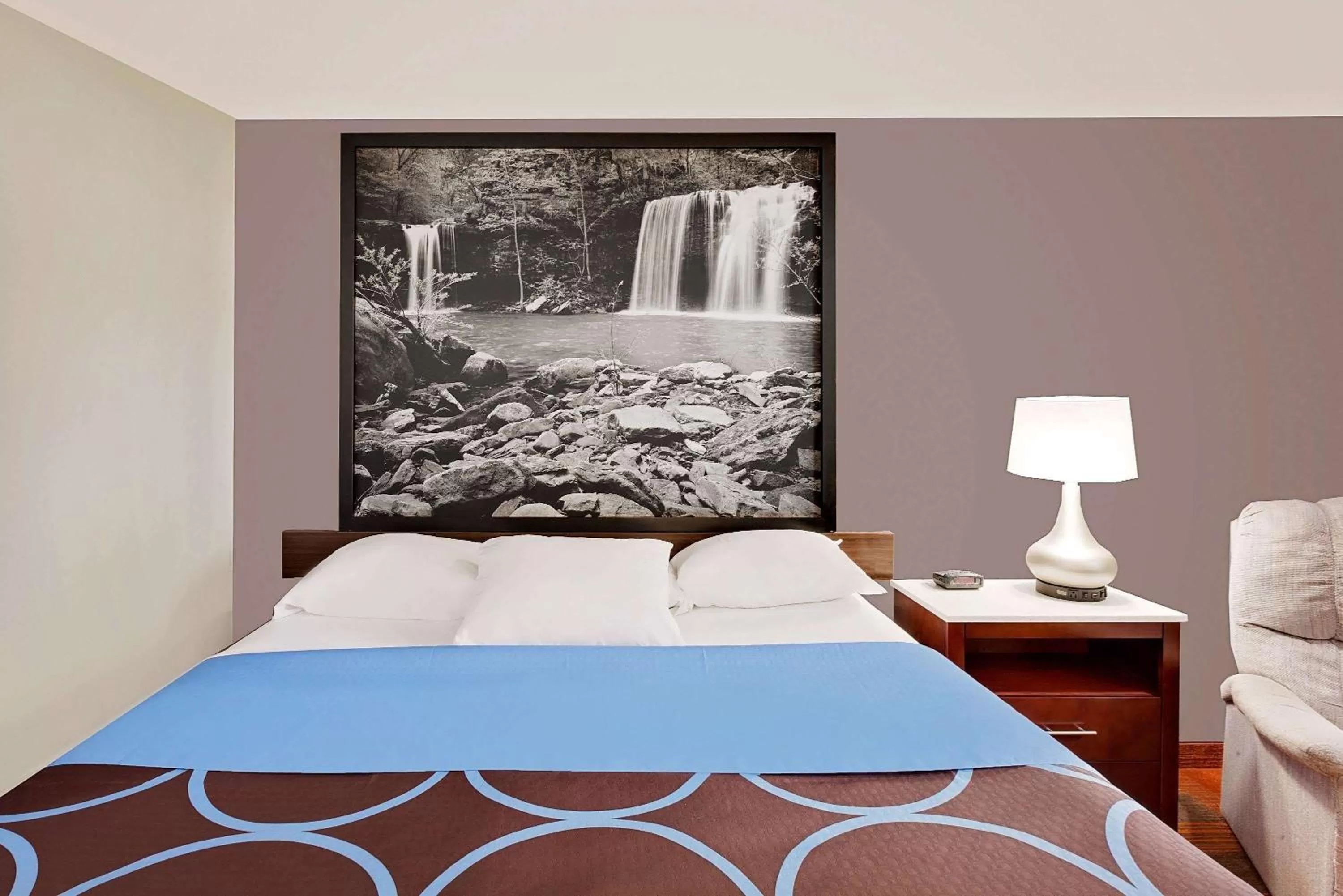 Photo of the whole room, Bed in Super 8 by Wyndham Fayetteville