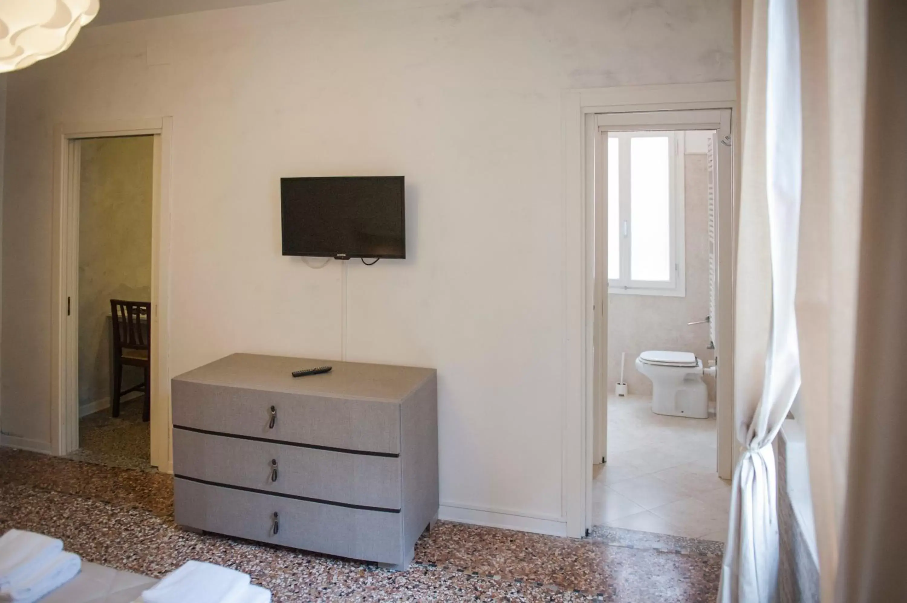 Bedroom, TV/Entertainment Center in Porta Orientalis Venice