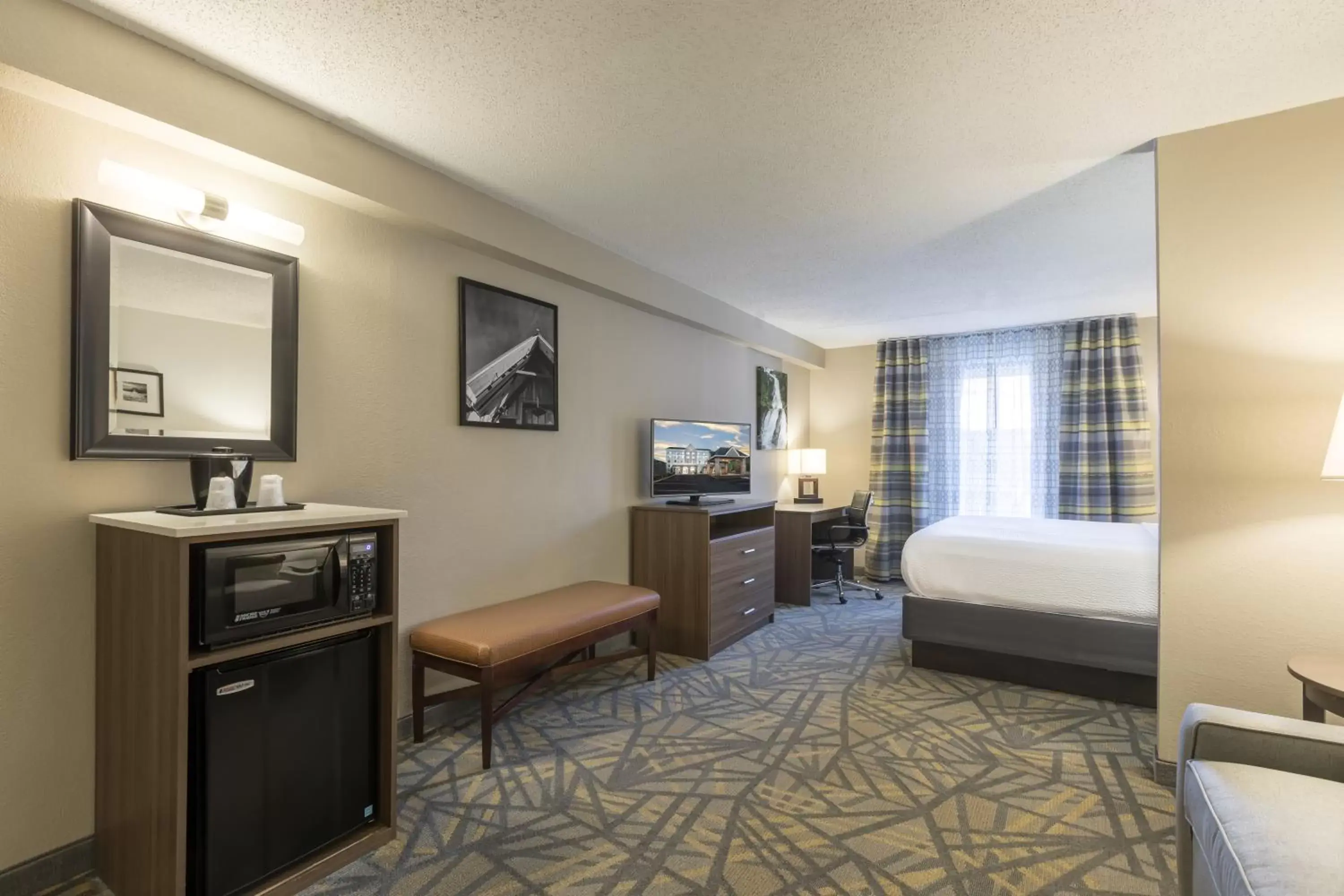 Bedroom, TV/Entertainment Center in Country Inn & Suites by Radisson, Asheville Downtown Tunnel Road, NC