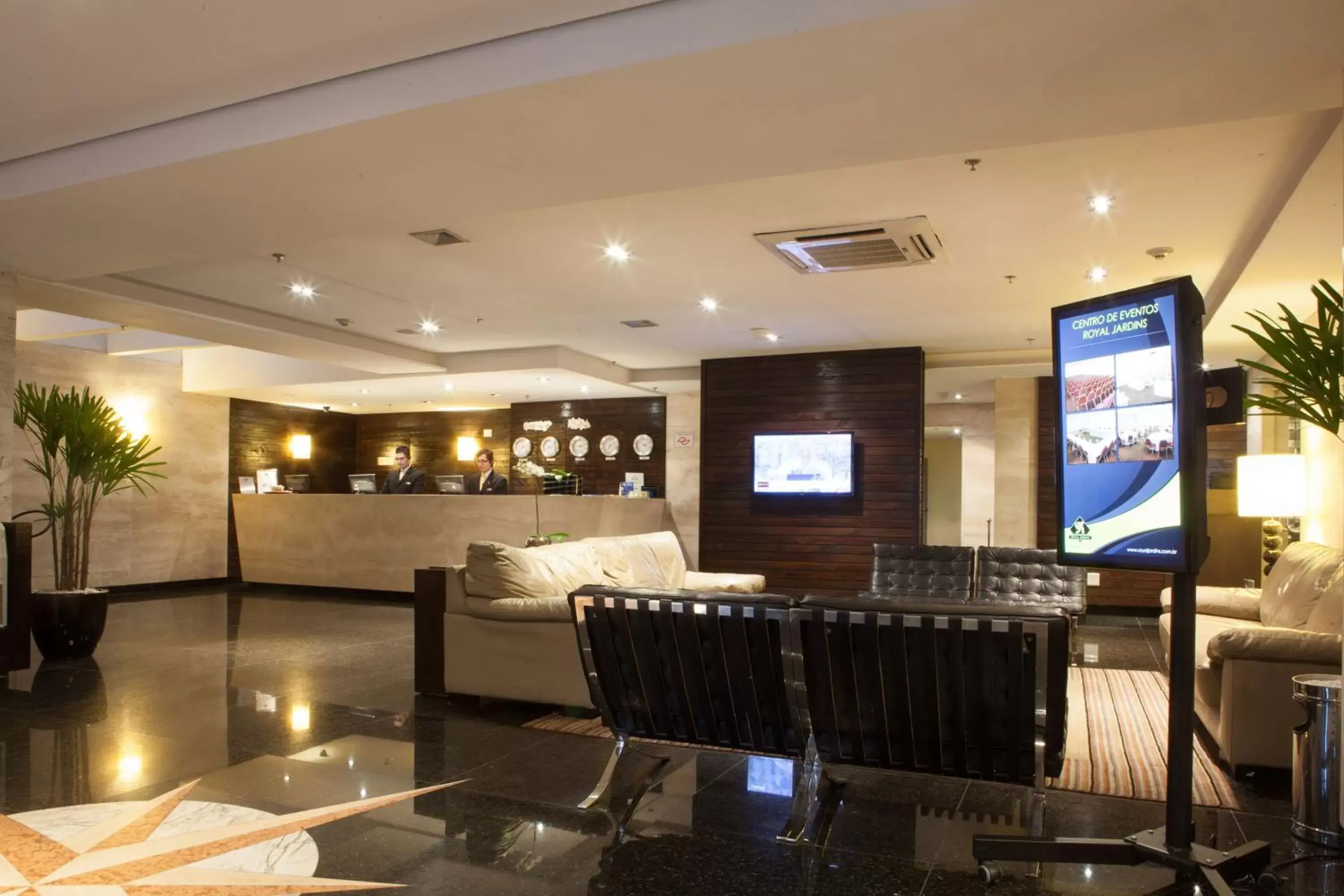 Communal lounge/ TV room in Royal Jardins Boutique Hotel