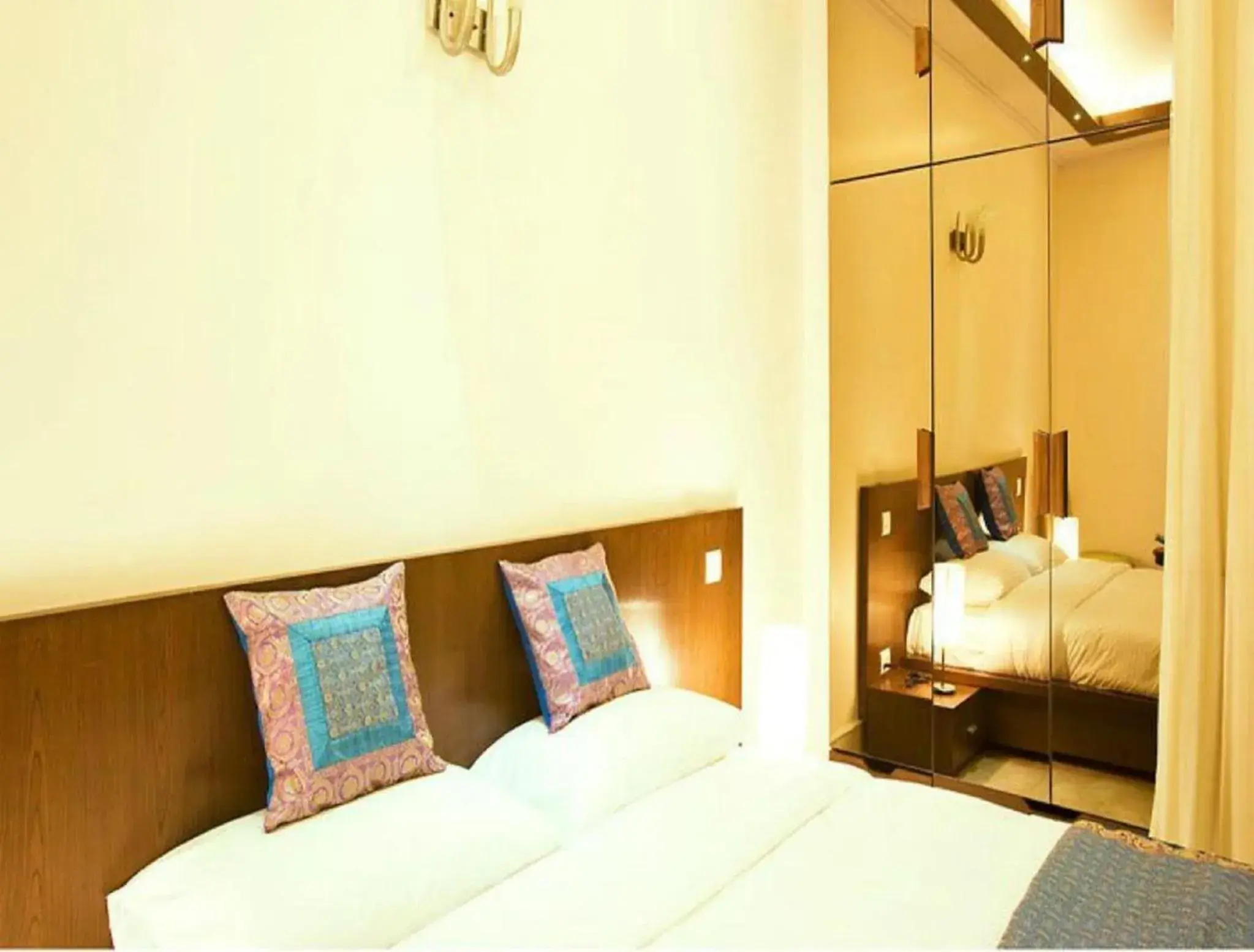 Bedroom, Bed in Evergreen Suites Defence Colony