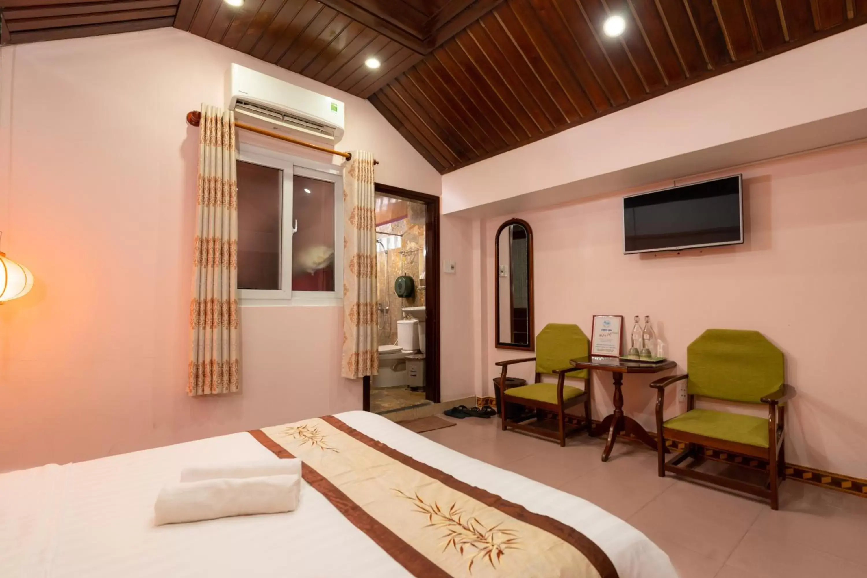 Budget Double Room in Hoa My II Hotel Budget Double Room in Hoa My II Hotel