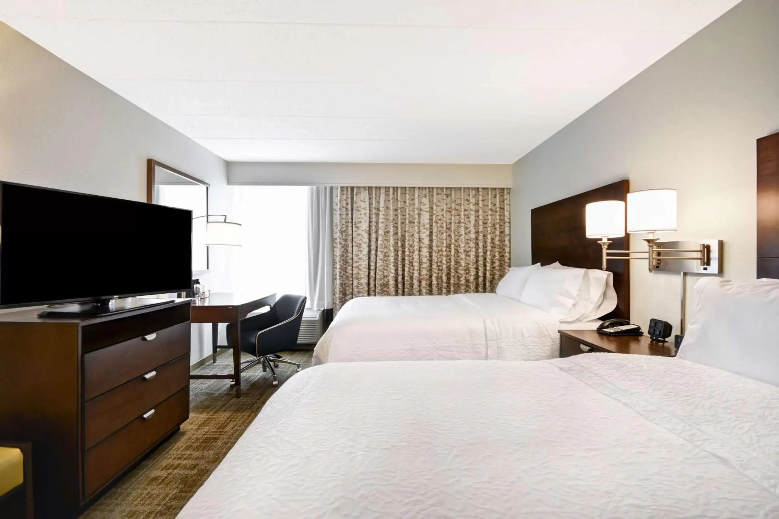 Bedroom, Bed in Hampton Inn Chicago-Naperville