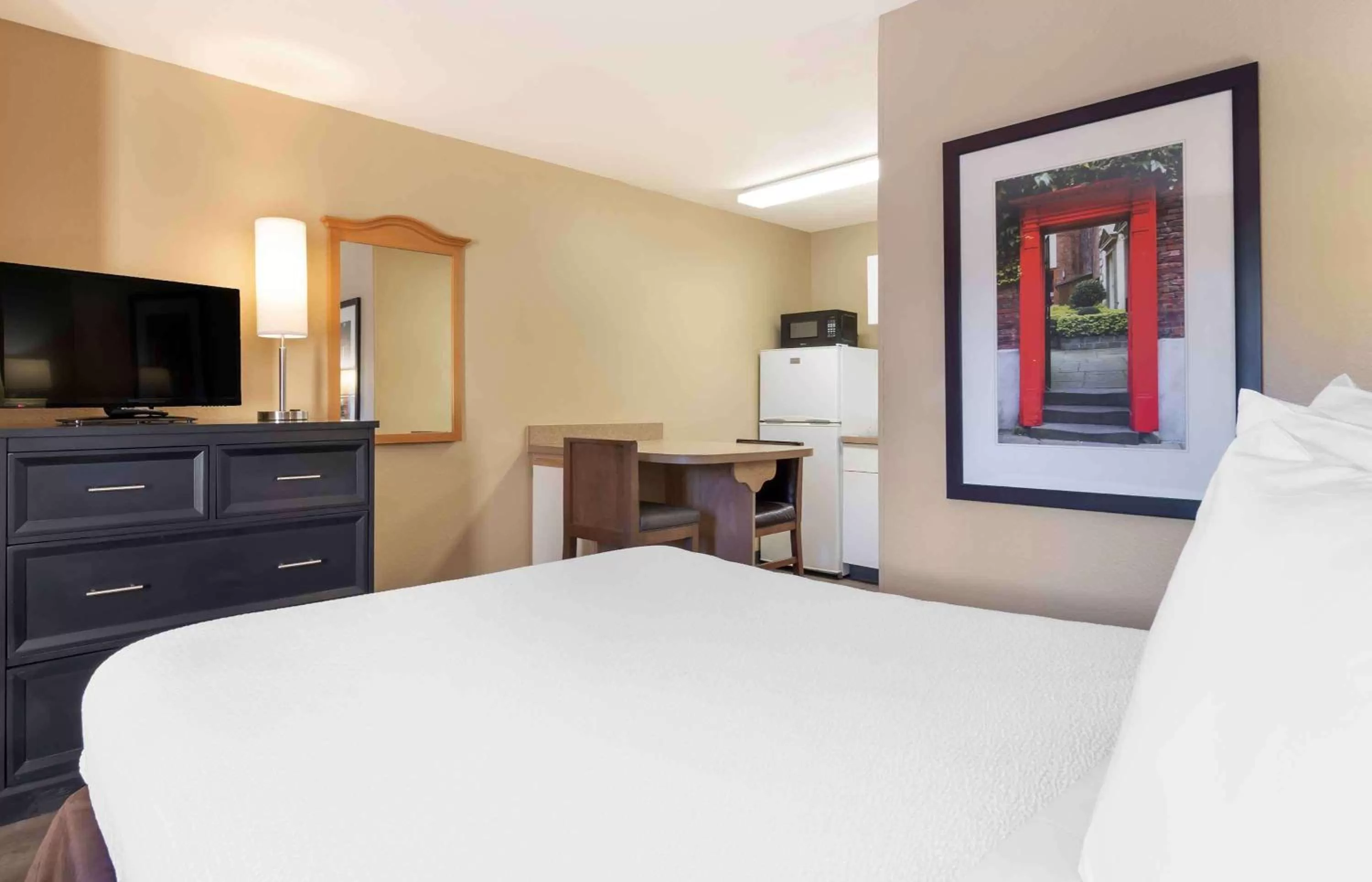 Bedroom, Bed in Extended Stay America Suites - Kansas City - Shawnee Mission