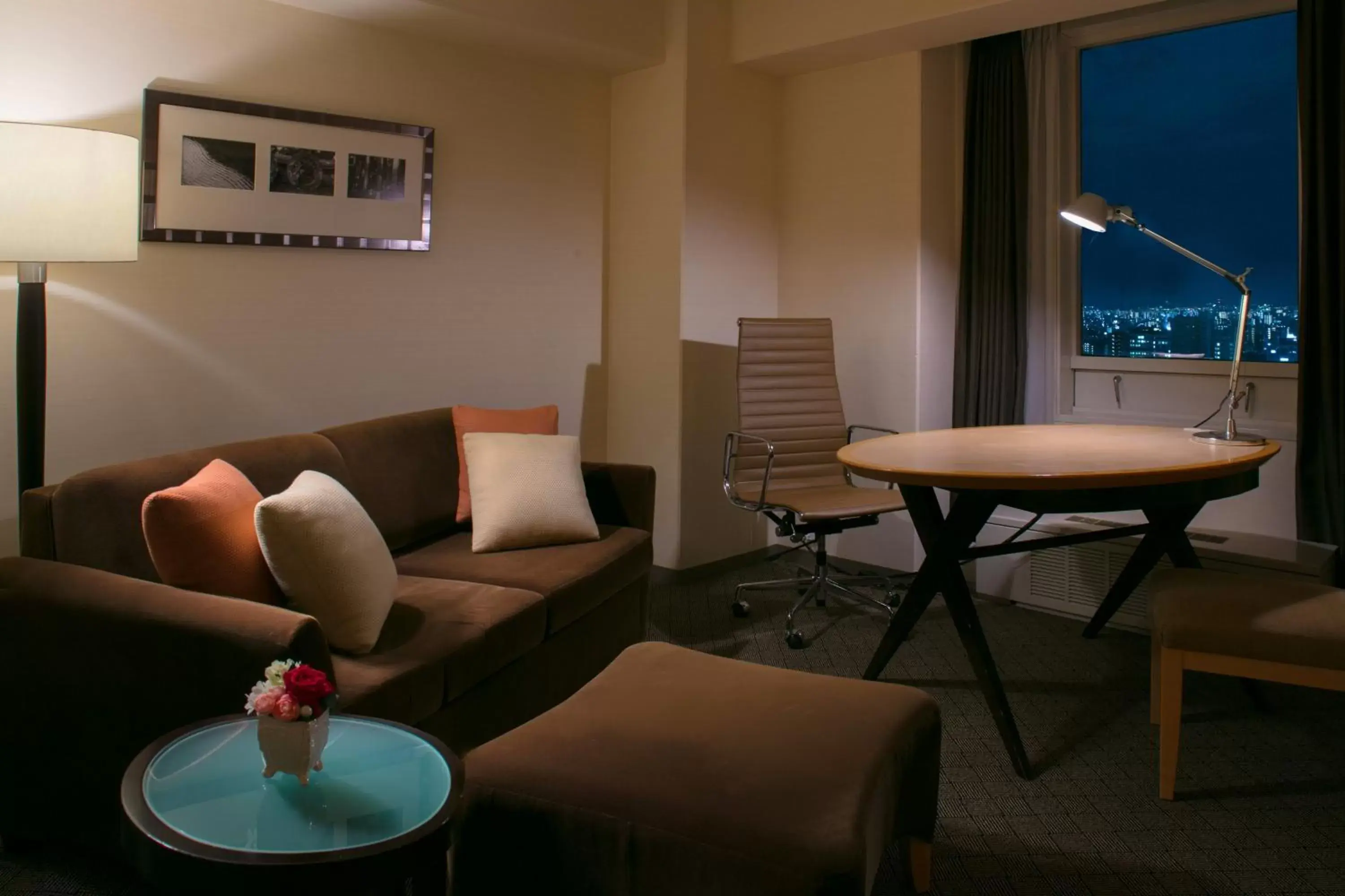 Photo of the whole room, Seating Area in Sheraton Miyako Hotel Osaka