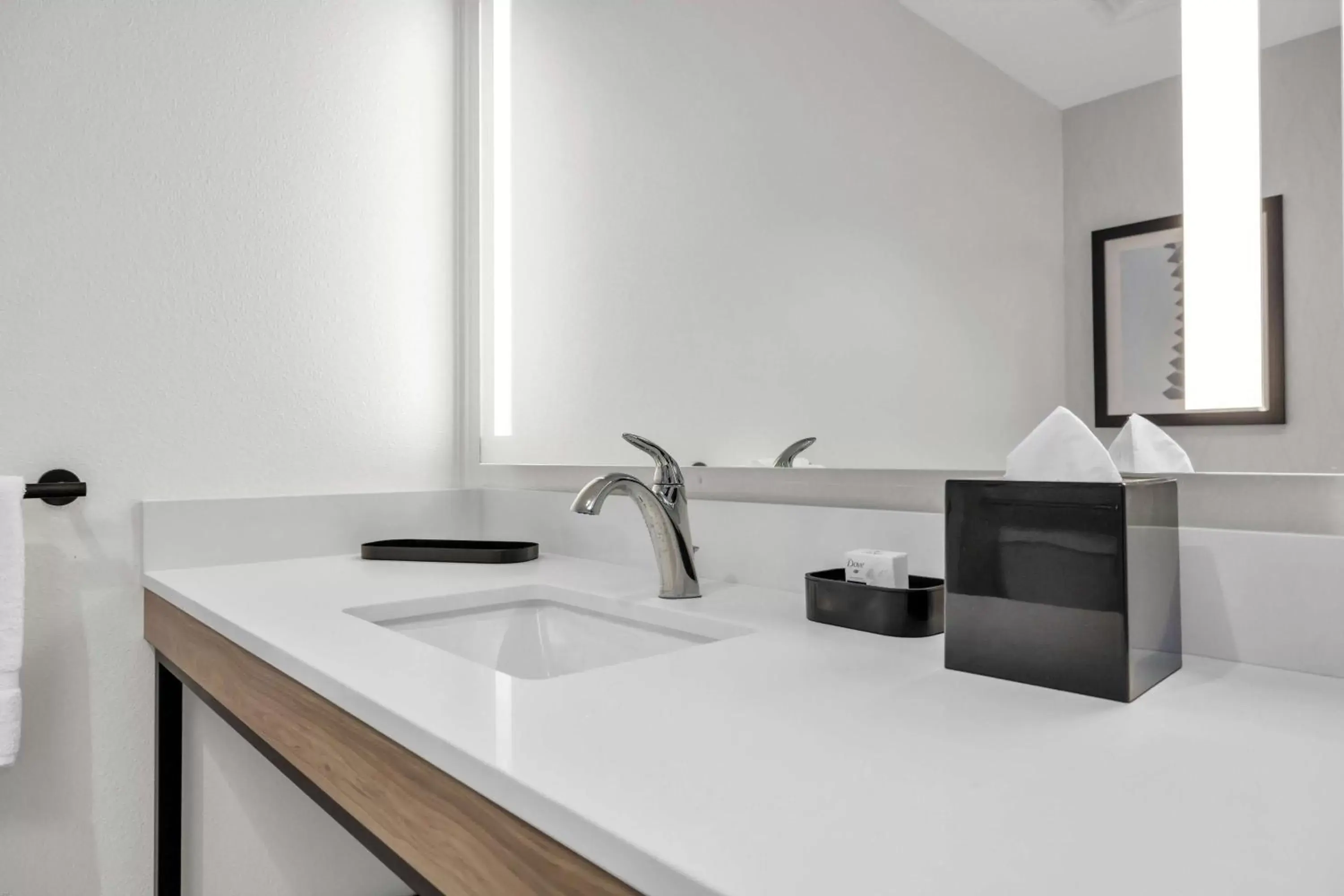 TV and multimedia, Bathroom in La Quinta Inn & Suites by Wyndham San Jose Silicon Valley
