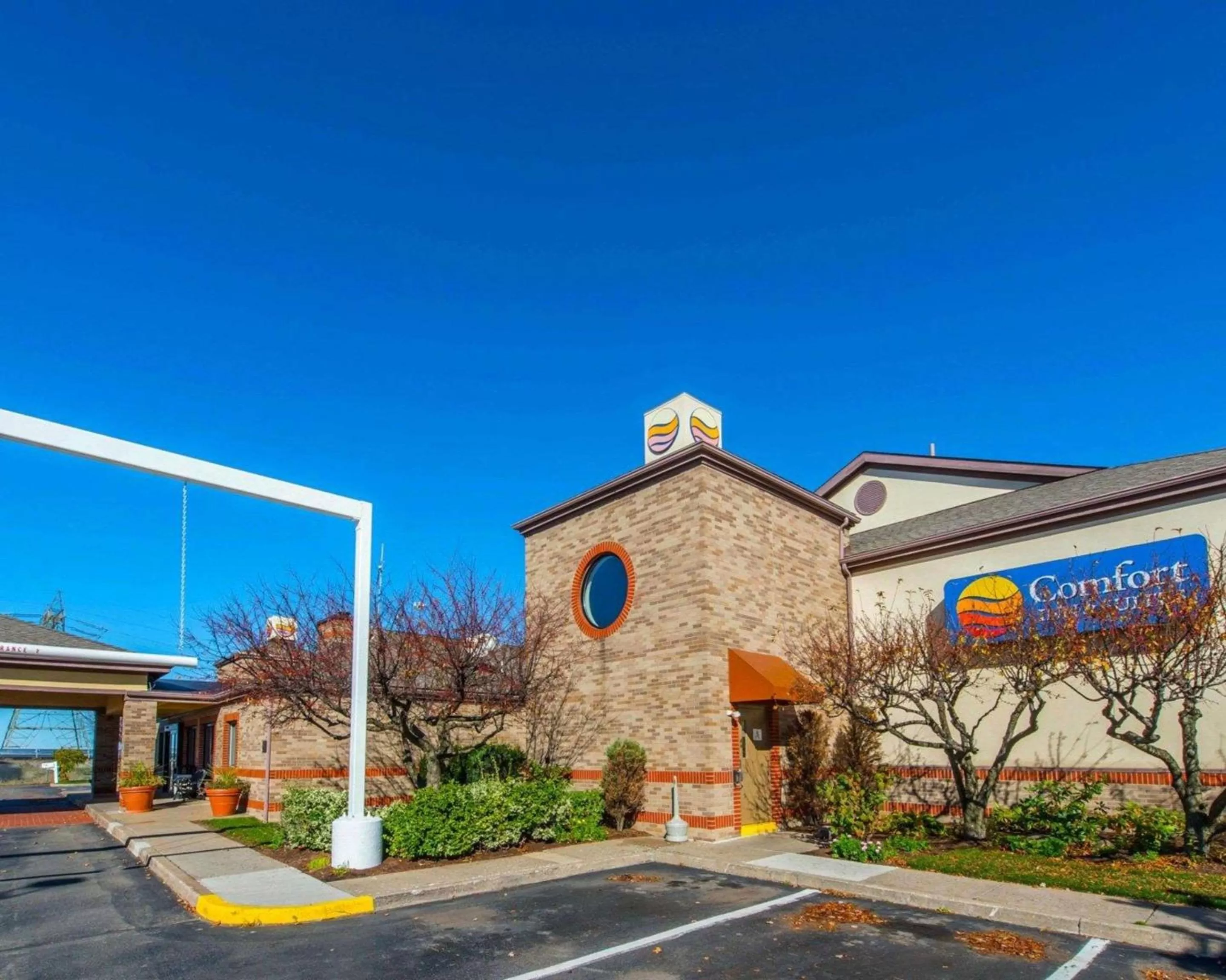 Property building in Comfort Inn & Suites Erie - Splash Lagoon Indoor Waterpark
