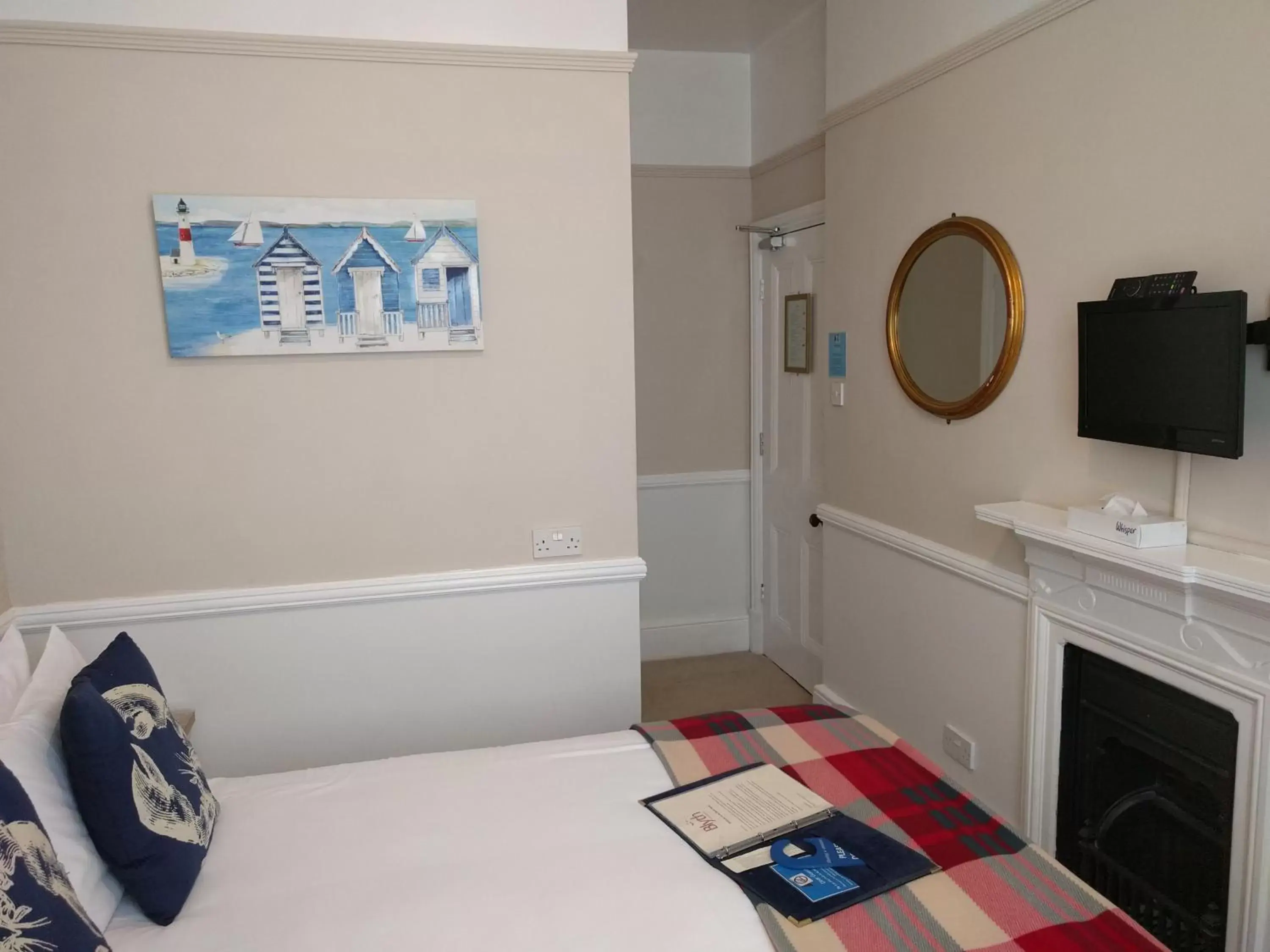 Bed, TV/Entertainment Center in Blyth Hotel