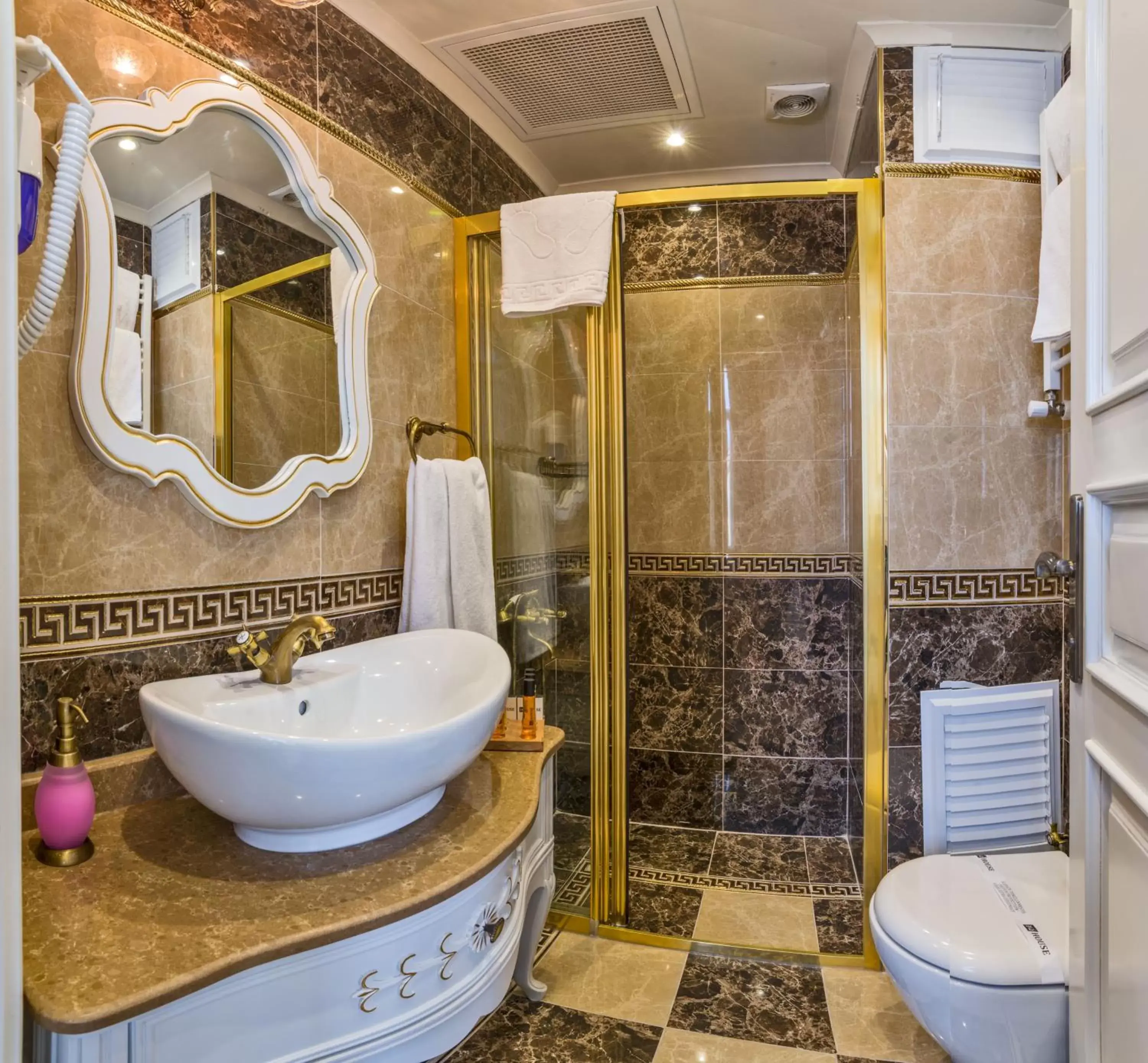Shower, Bathroom in IQ Hotel