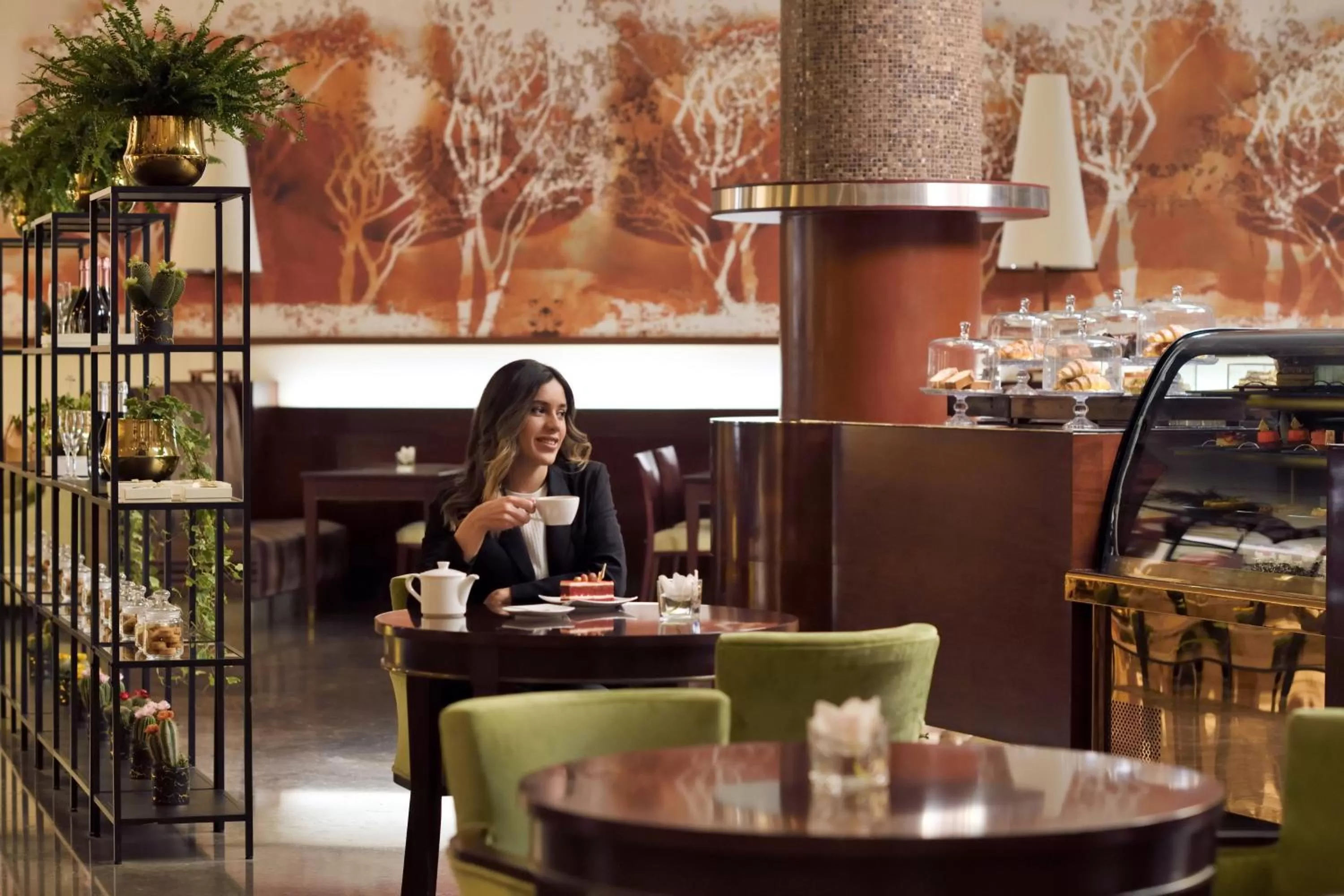 Lounge or bar in InterContinental Riyadh, an IHG Hotel