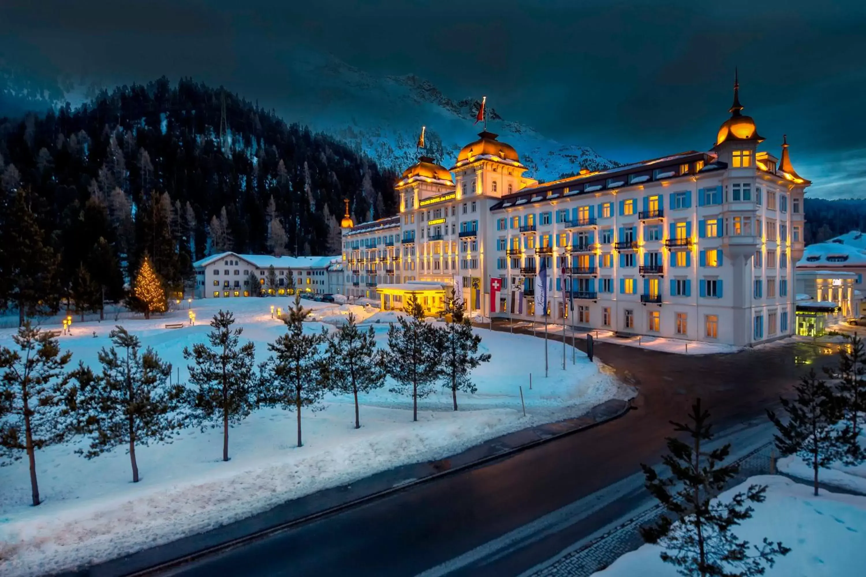 Facade/entrance, Winter in Grand Hotel des Bains Kempinski