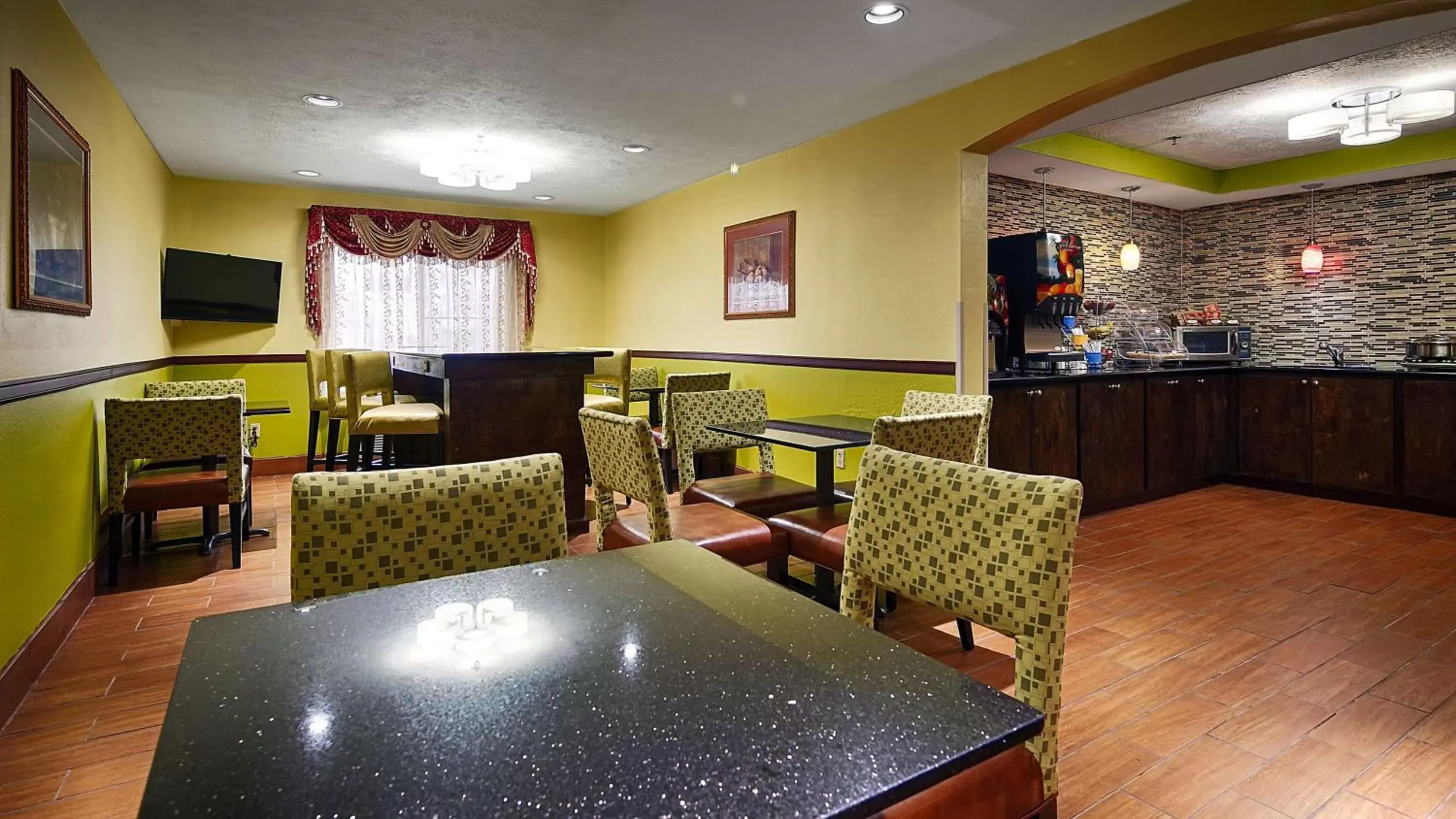 Restaurant/Places to Eat in Best Western Canton Inn