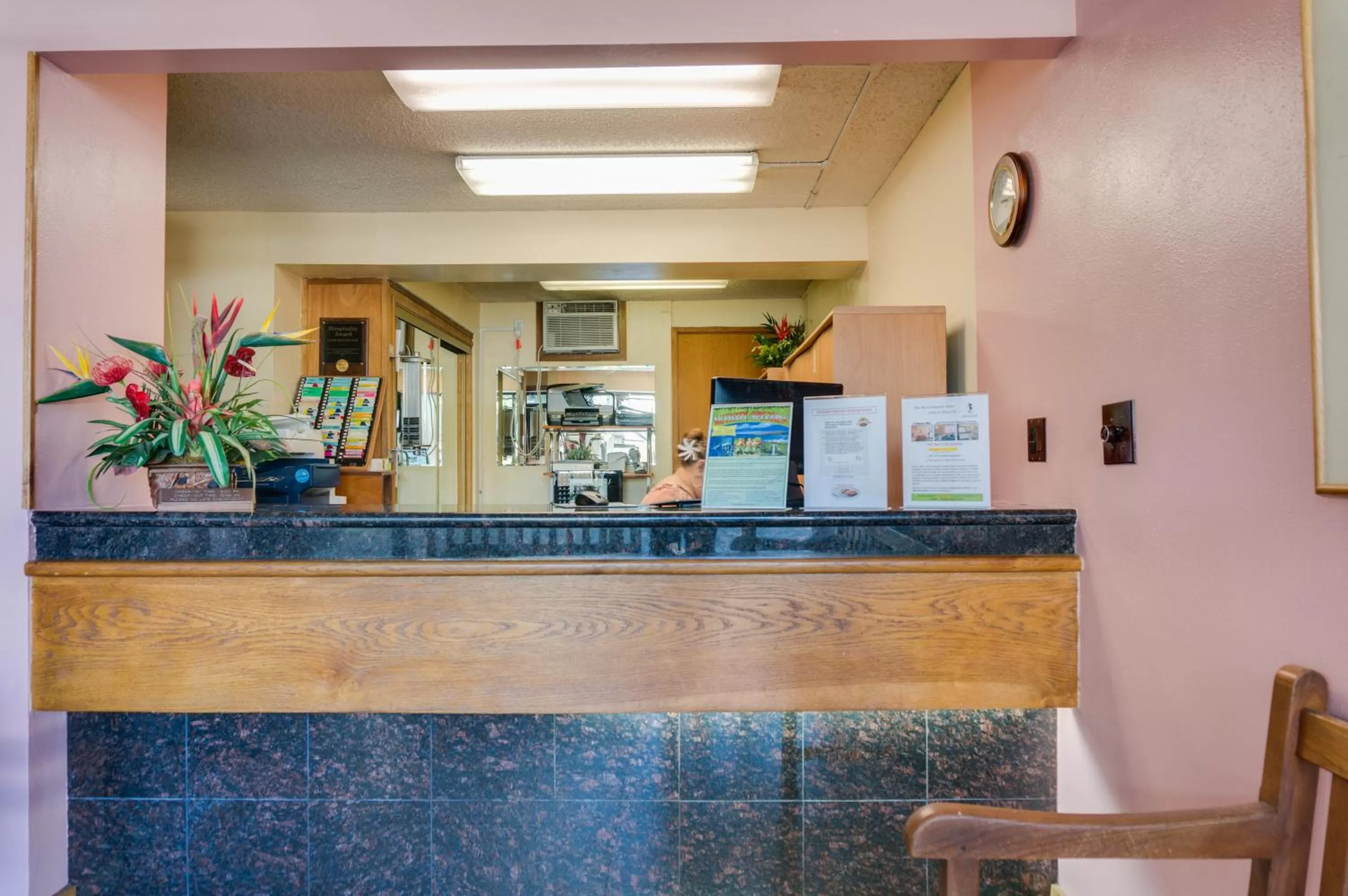 Lobby or reception in Kuhio Banyan Hotel (with Kitchenettes)