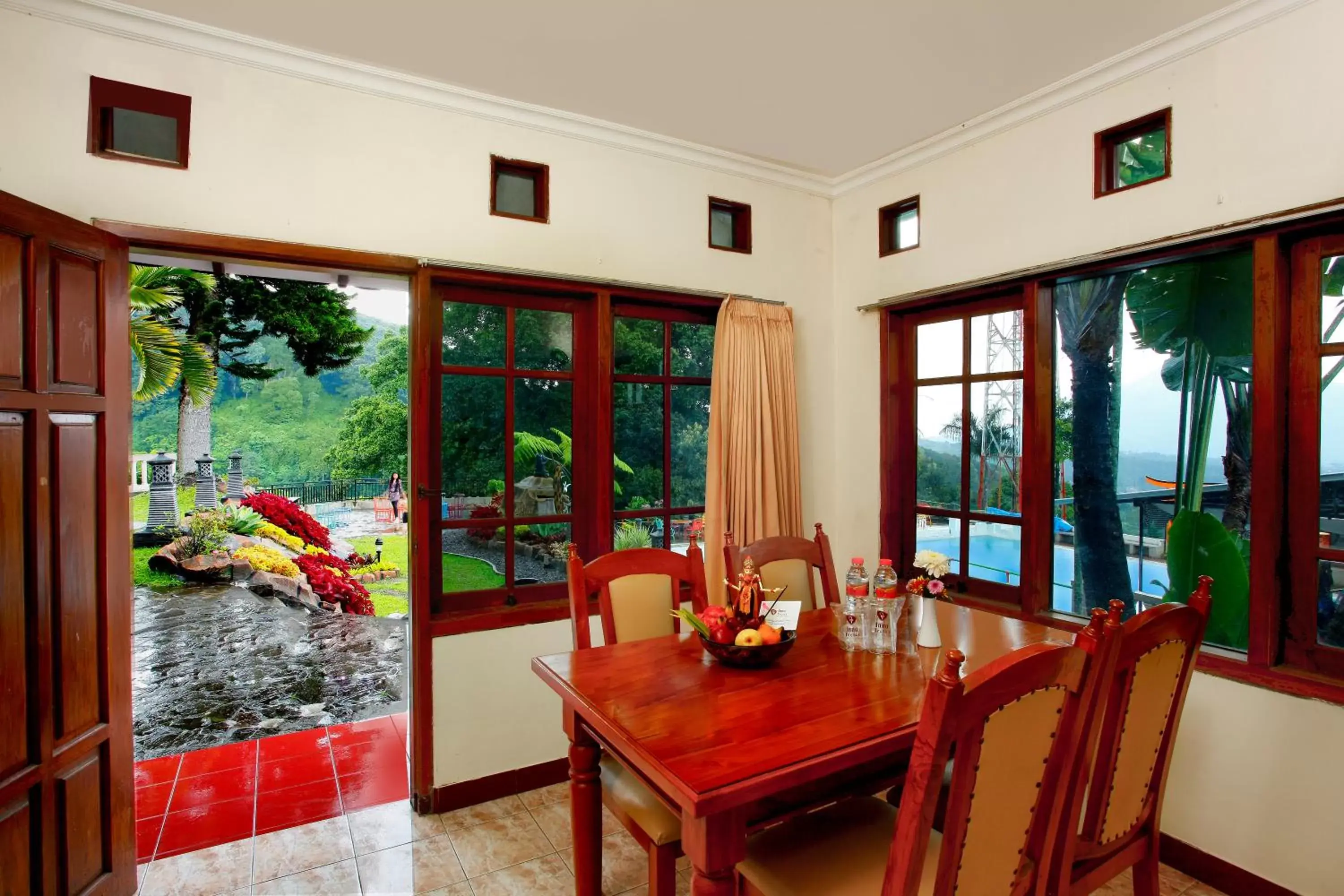 Dining area in Inna Tretes Hotel & Resort Dining area in Inna Tretes Hotel & Resort