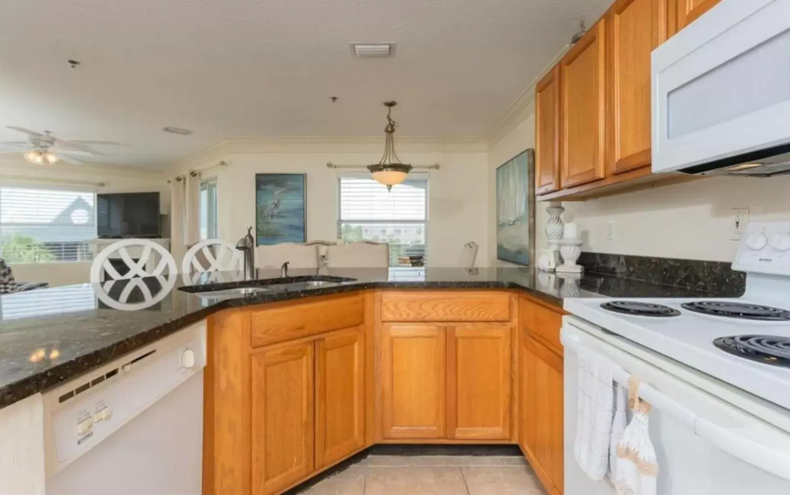 Kitchen/Kitchenette in Hibiscus Oceanfront Resort