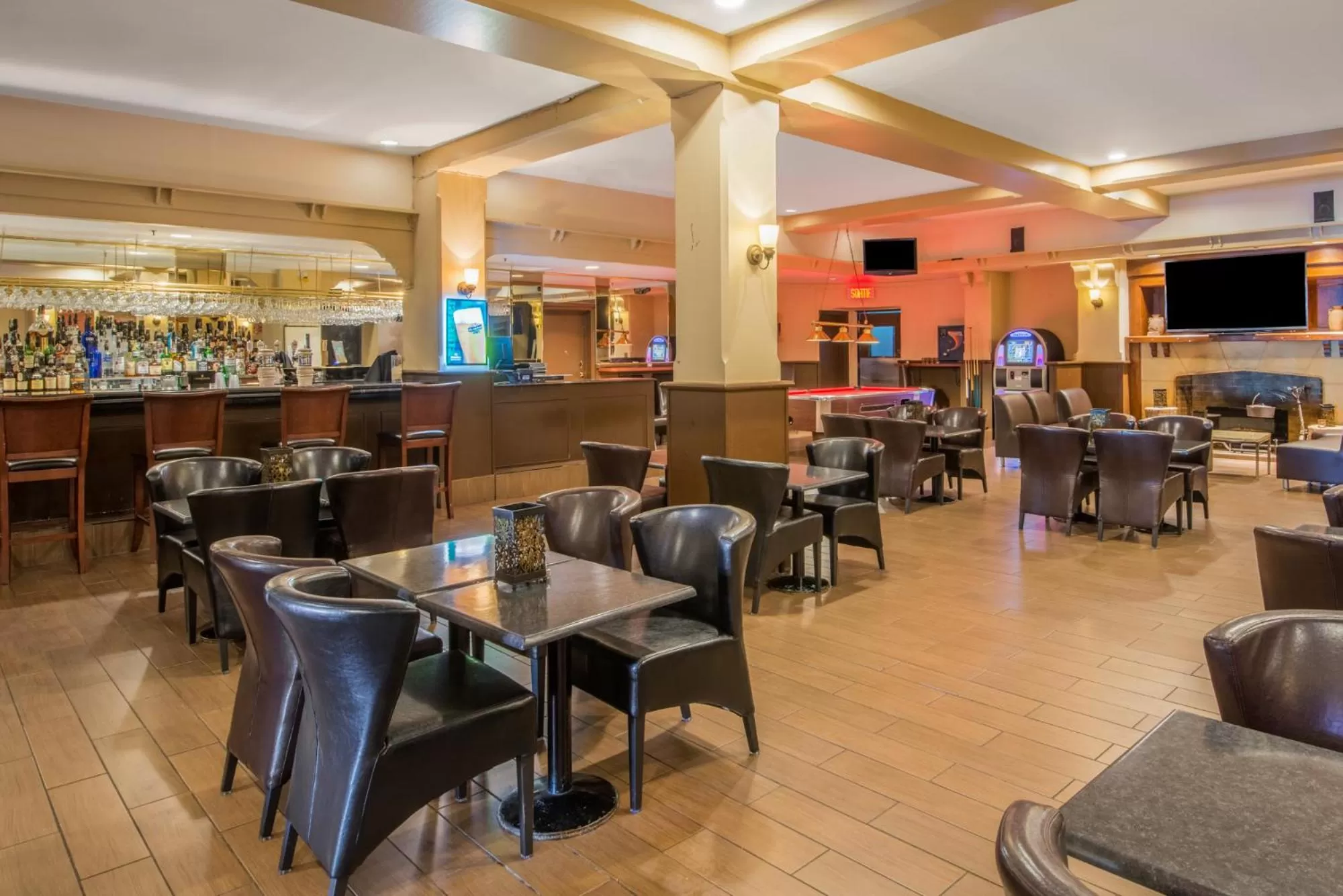 Restaurant/places to eat in Armon Plaza Montreal Airpt, Trademark Collection by Wyndham