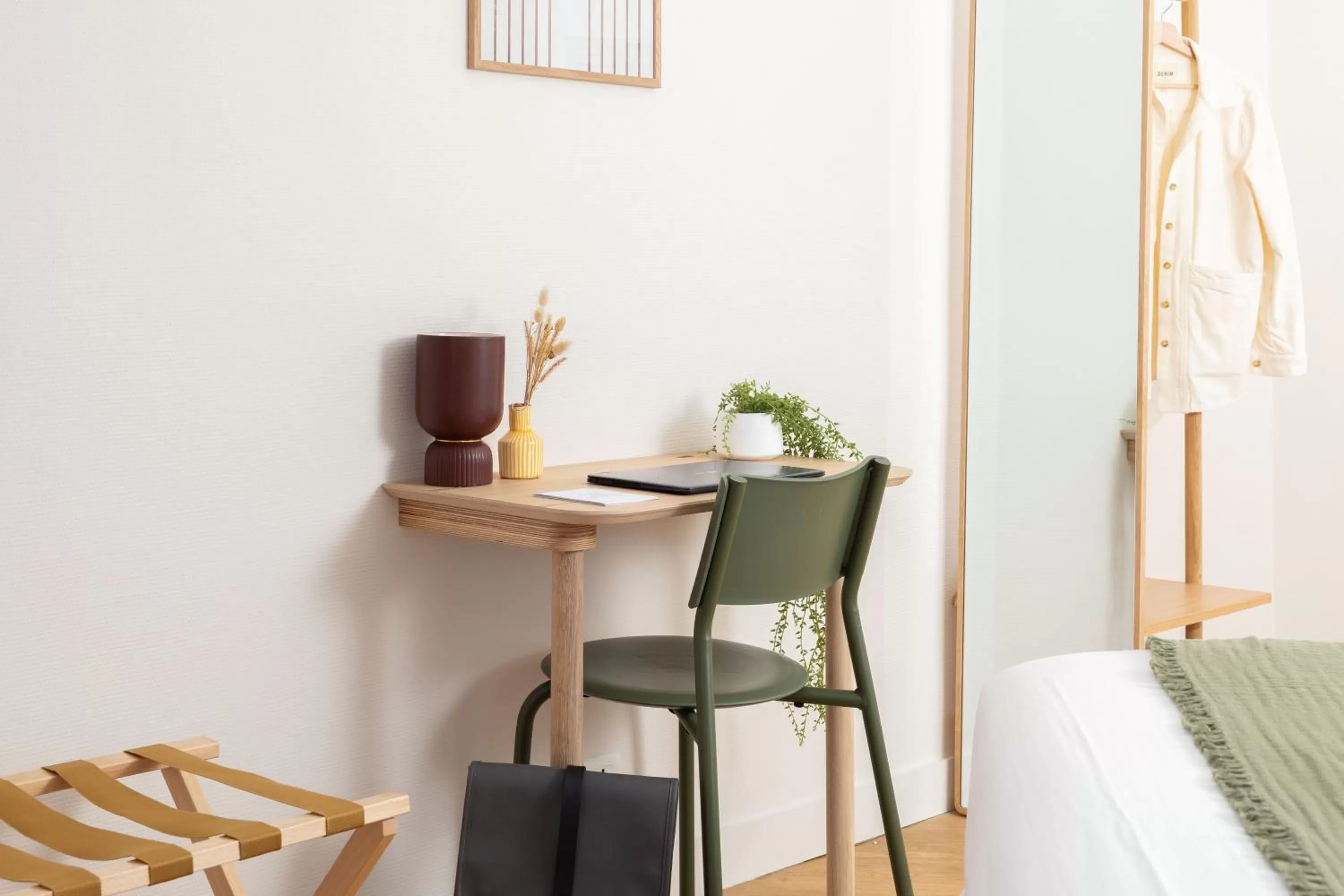 Bedroom, Bed in Hôtel Suzane