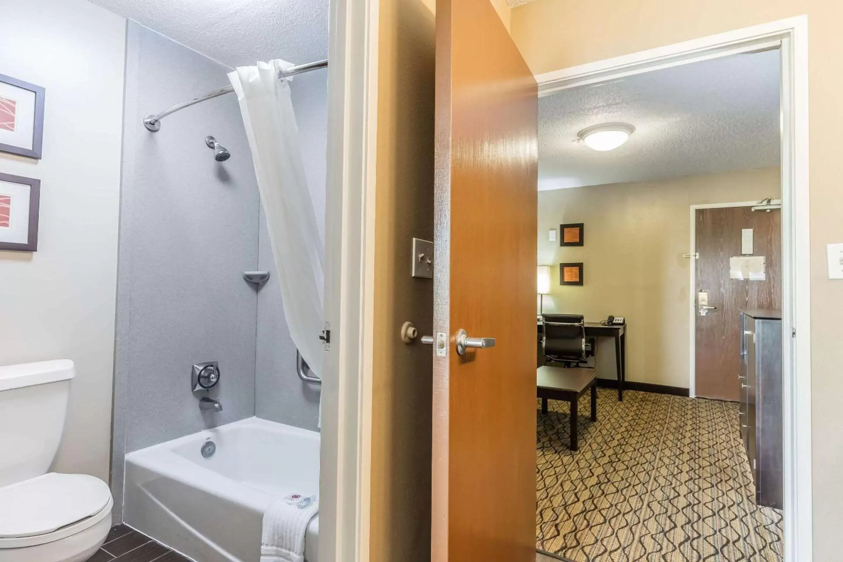 Photo of the whole room, Bathroom in Comfort Inn & Suites Crystal Inn Sportsplex Gulfport