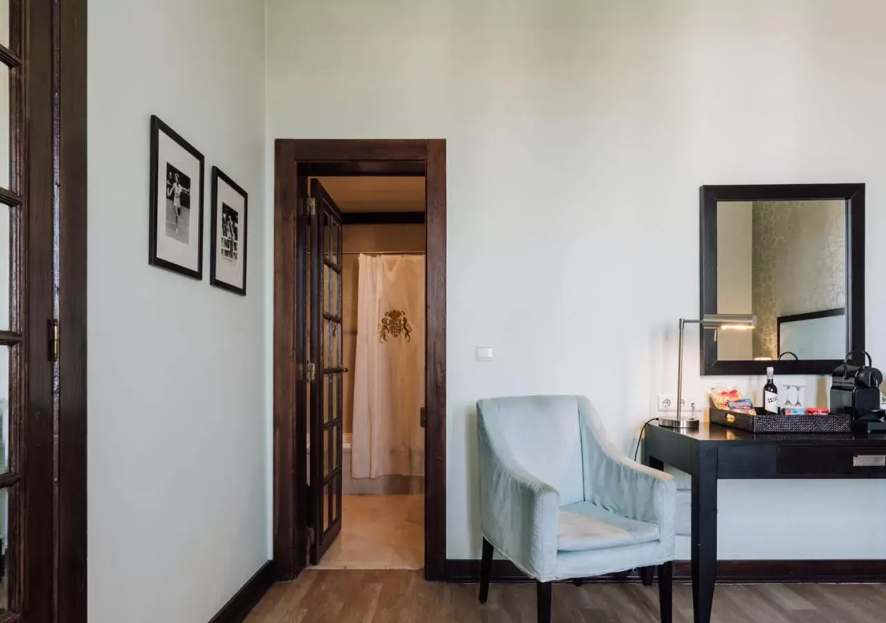 Bathroom, Seating Area in Hotel Inglaterra - Charme & Boutique