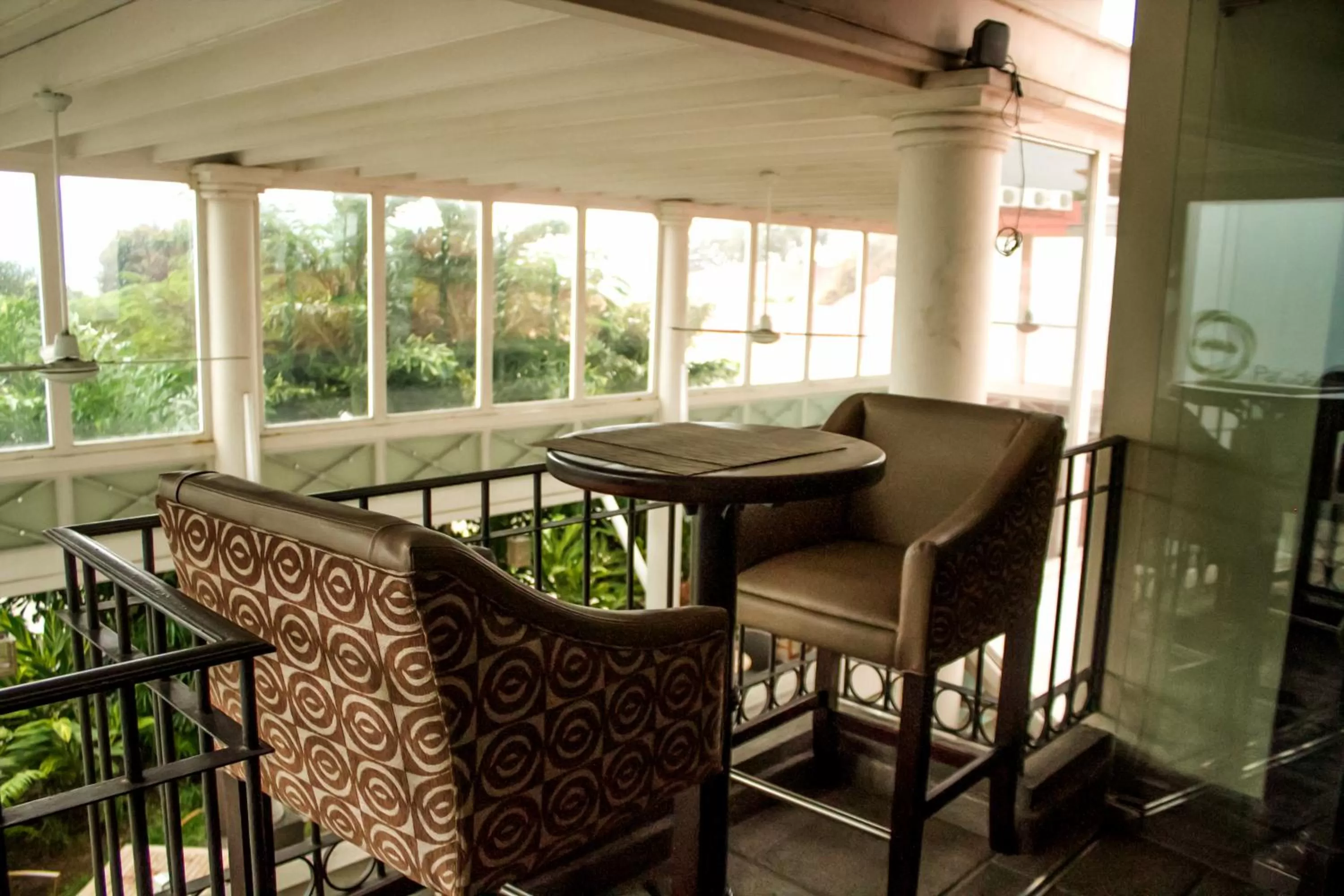 Lounge or bar in La Riviera Hotel