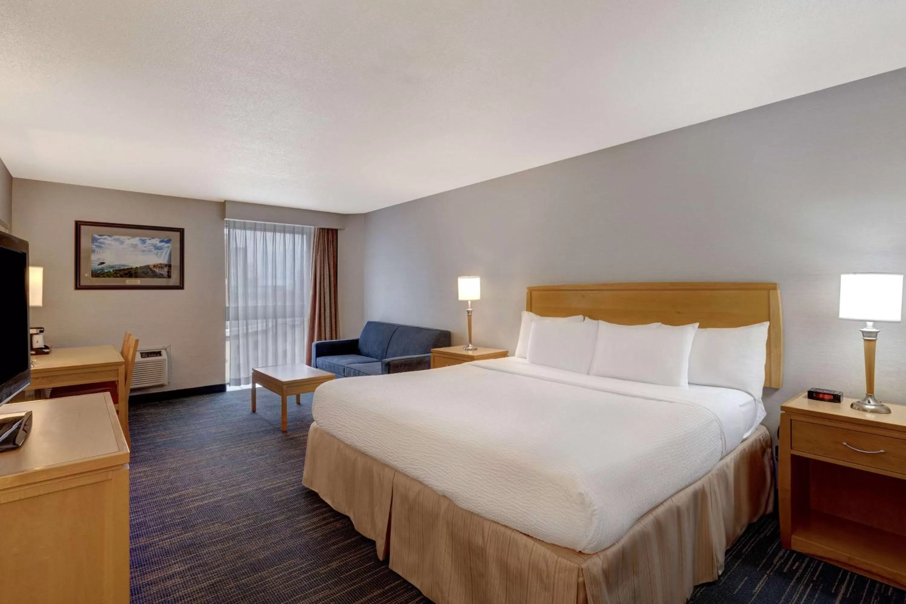 Photo of the whole room, Bed in Days Inn by Wyndham Niagara Falls Near The Falls