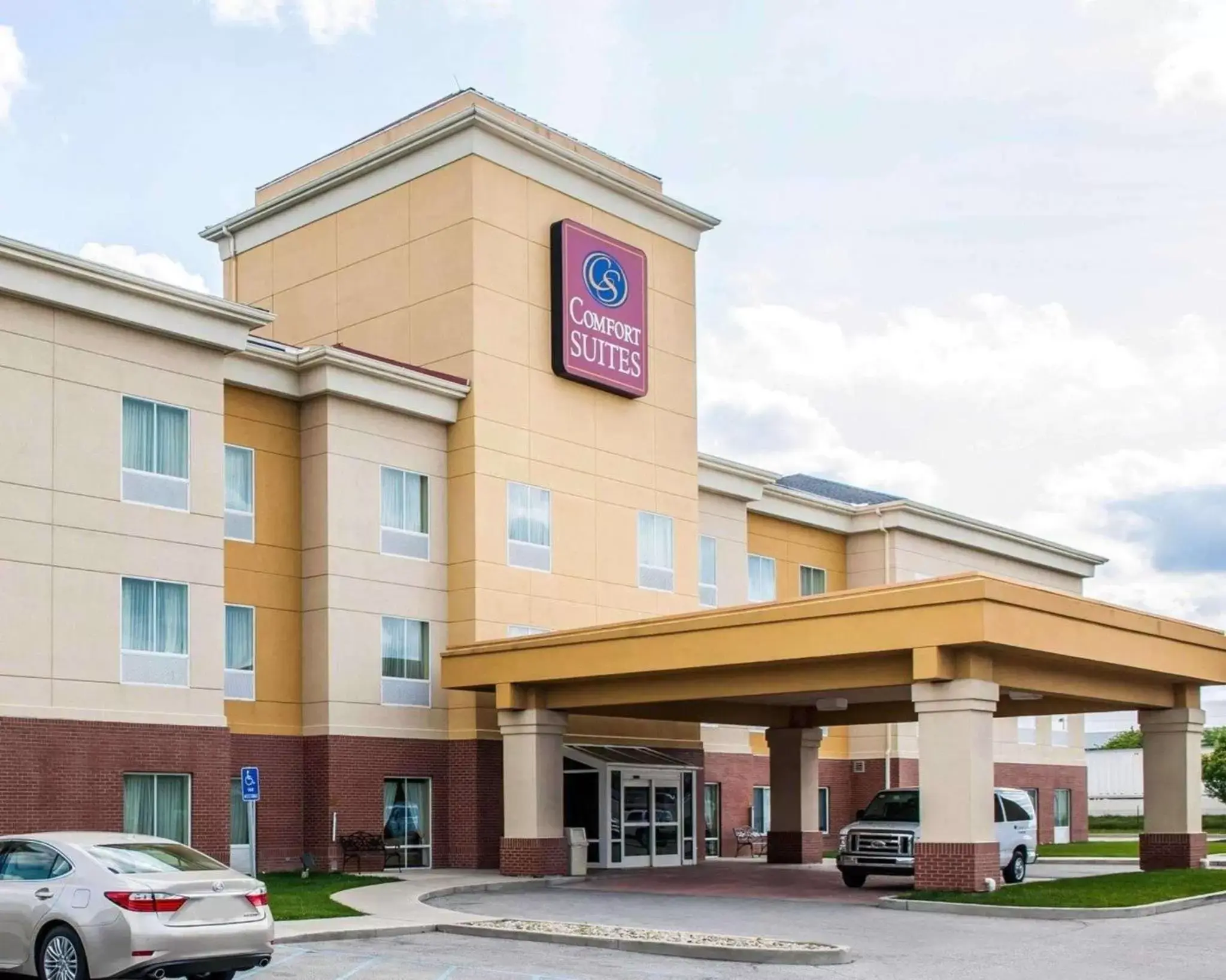 Property building in Comfort Suites near Indianapolis Airport