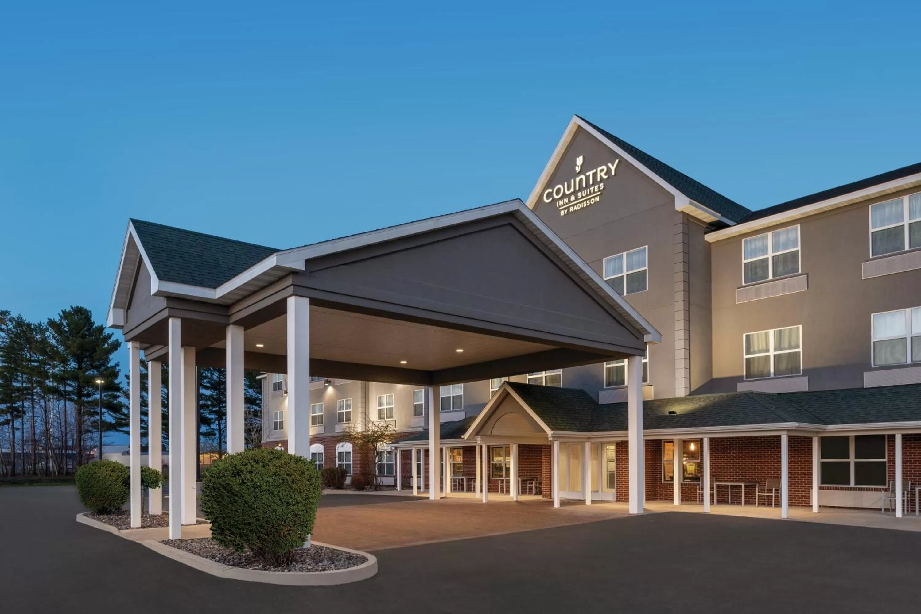 Property building in Country Inn & Suites by Radisson, Marinette, WI