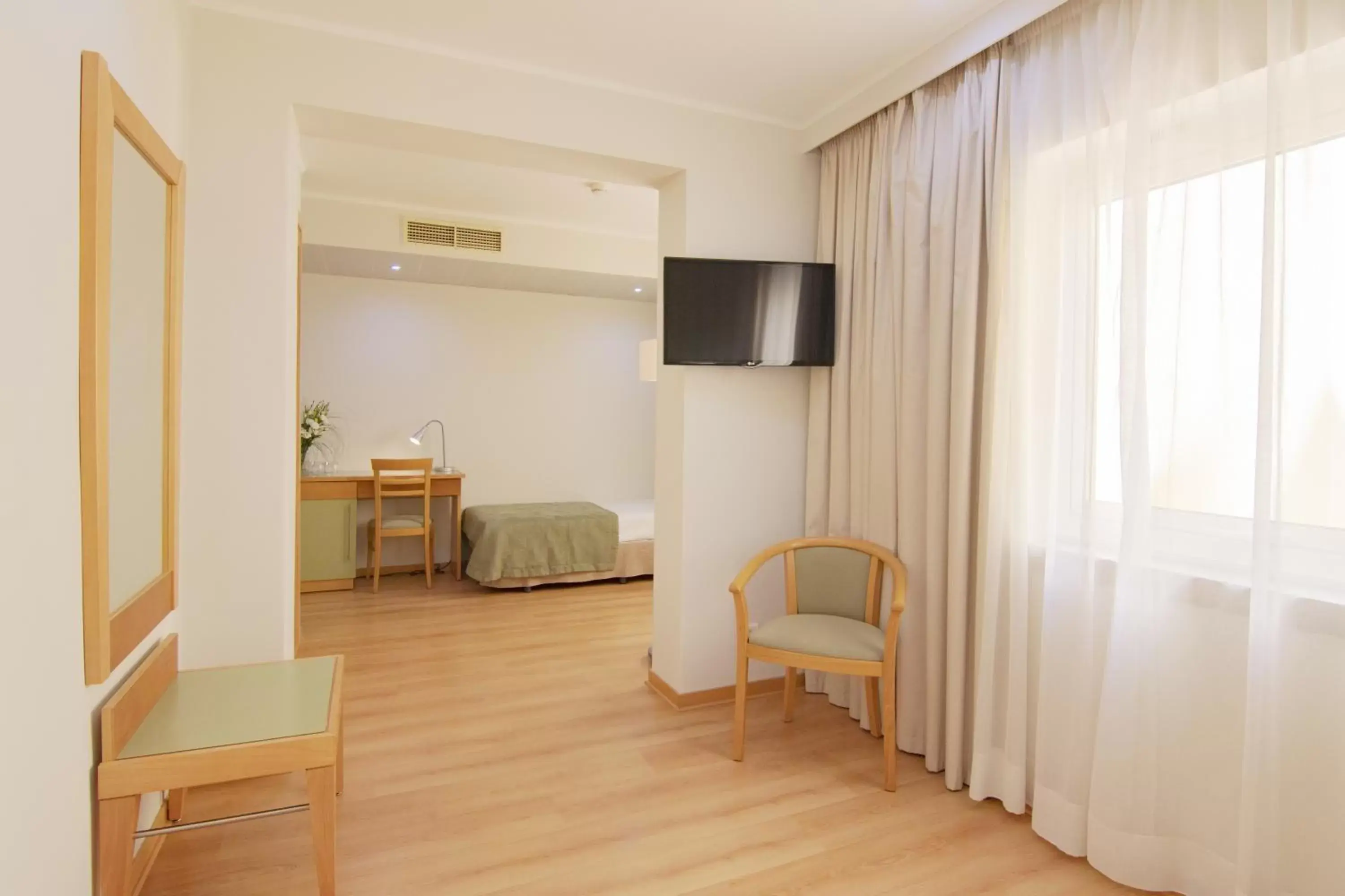 Bed, Seating Area in Luna Esperanca Centro Hotel