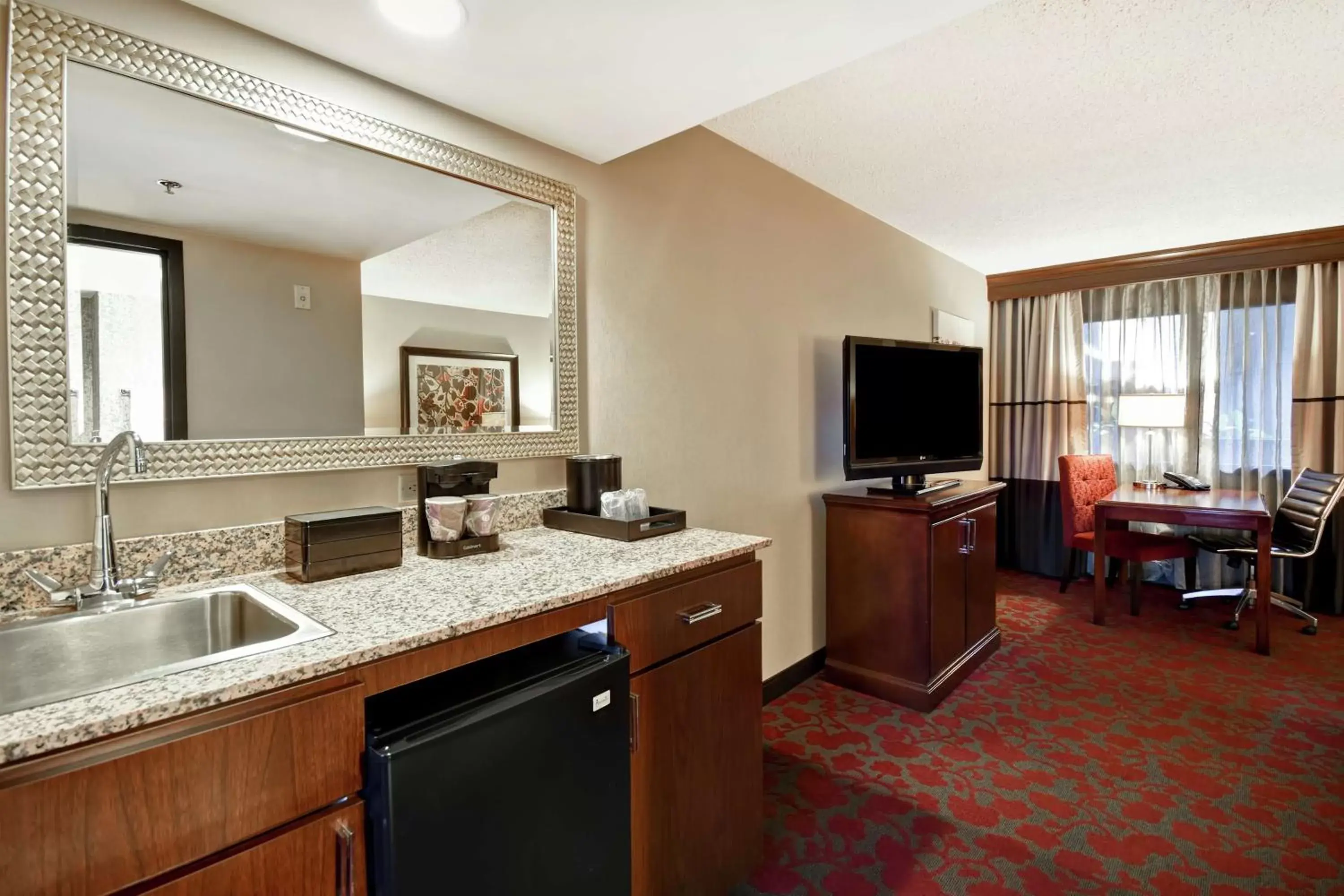 Bedroom, Kitchen/Kitchenette in Embassy Suites by Hilton Dulles Airport