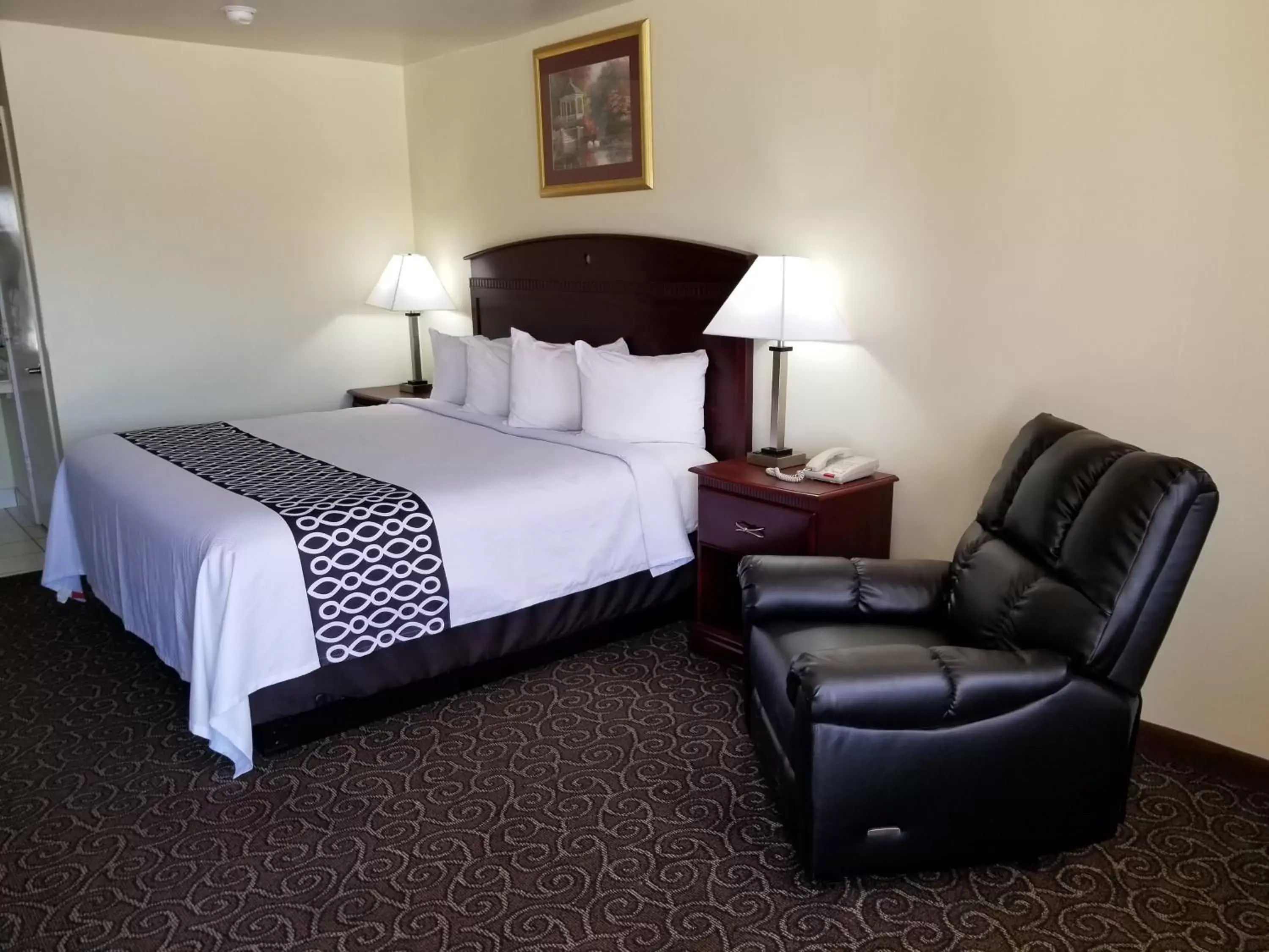 Photo of the whole room, Bed in Shiloh Inn Lamesa