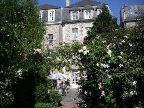 Garden, Property Building in Hôtel Le D'Avaugour