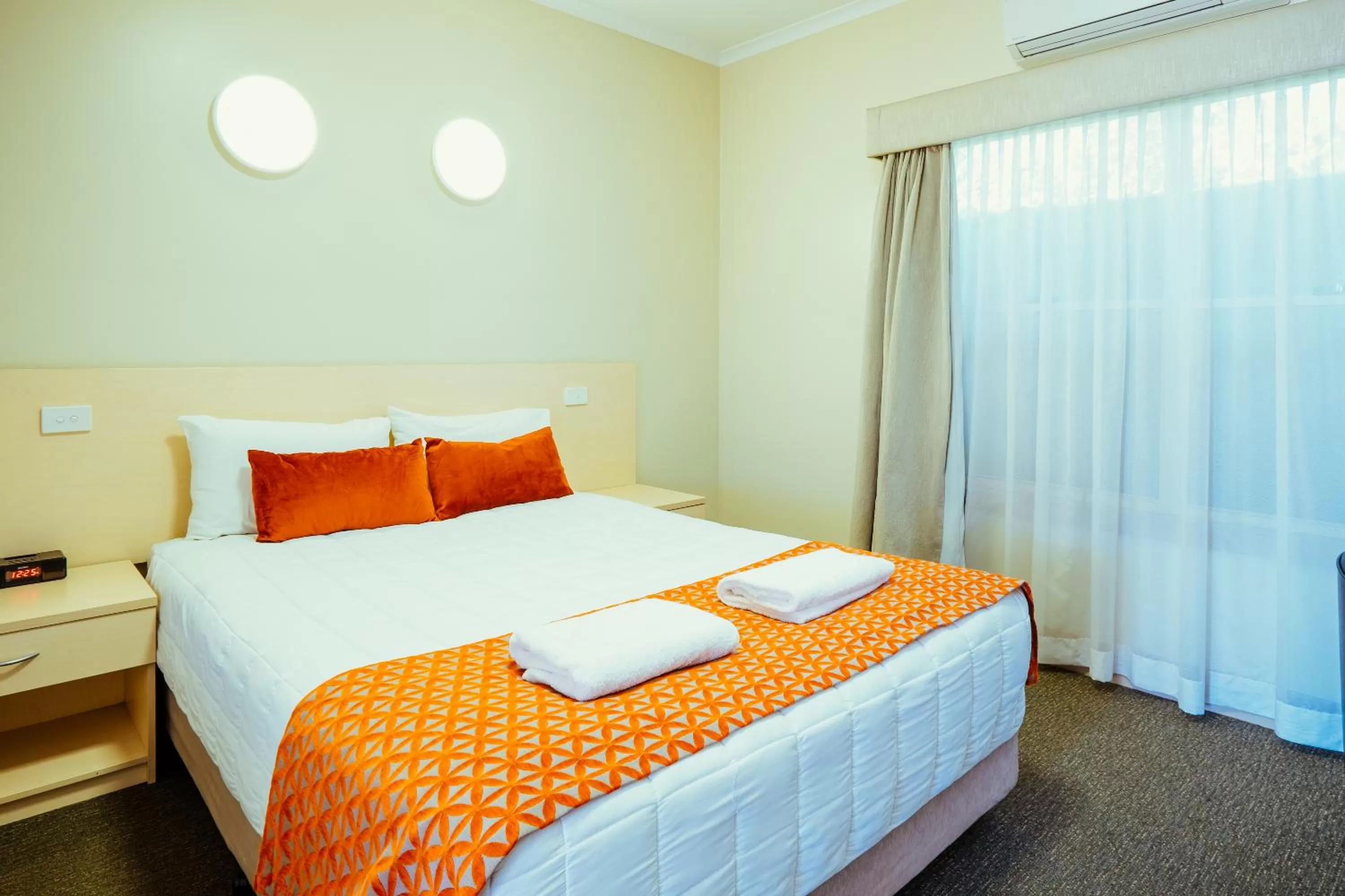 Bed in Club Motor Inn