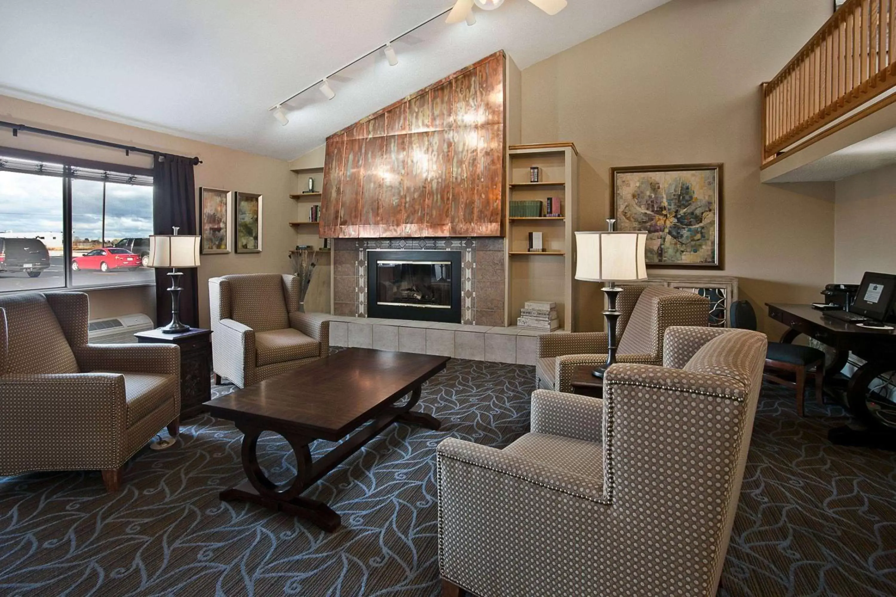 Lobby or reception, Seating Area in AmericInn by Wyndham Bay City