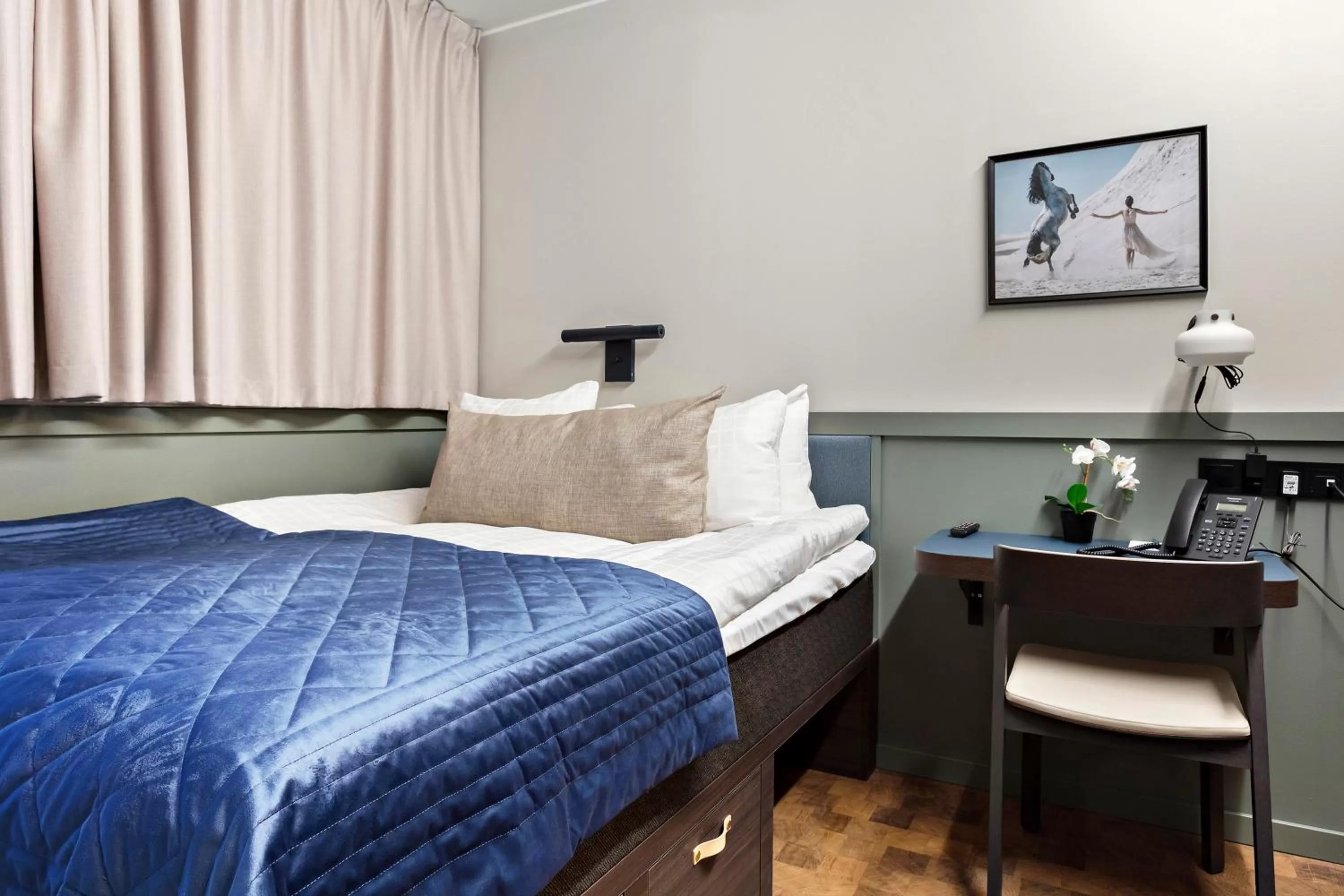 Bed in Best Western Hotel at 108