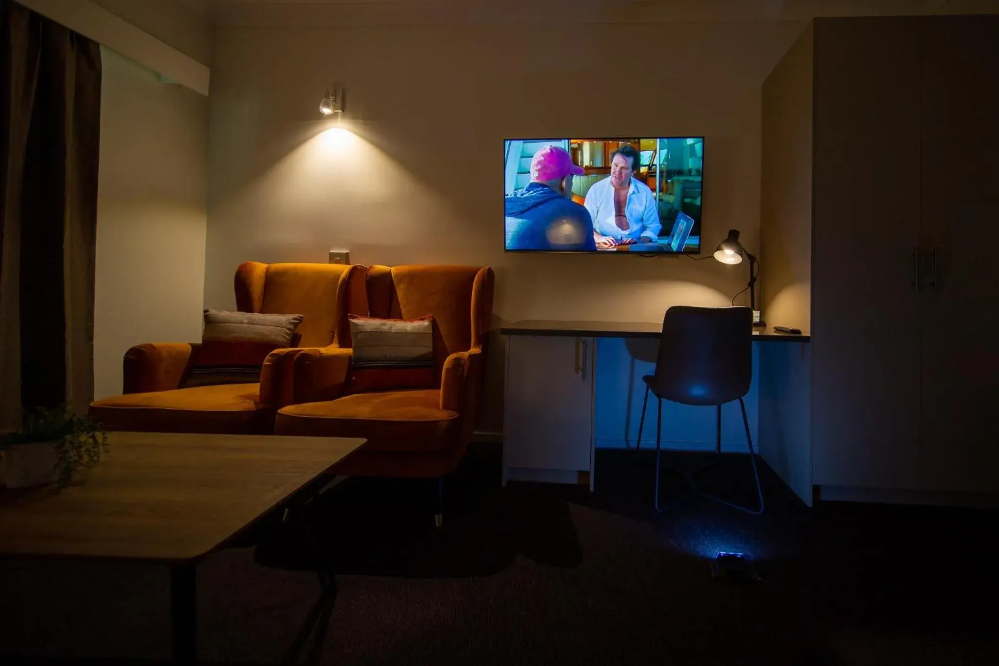 TV and multimedia, Seating Area in Hamilton's Queanbeyan Motel