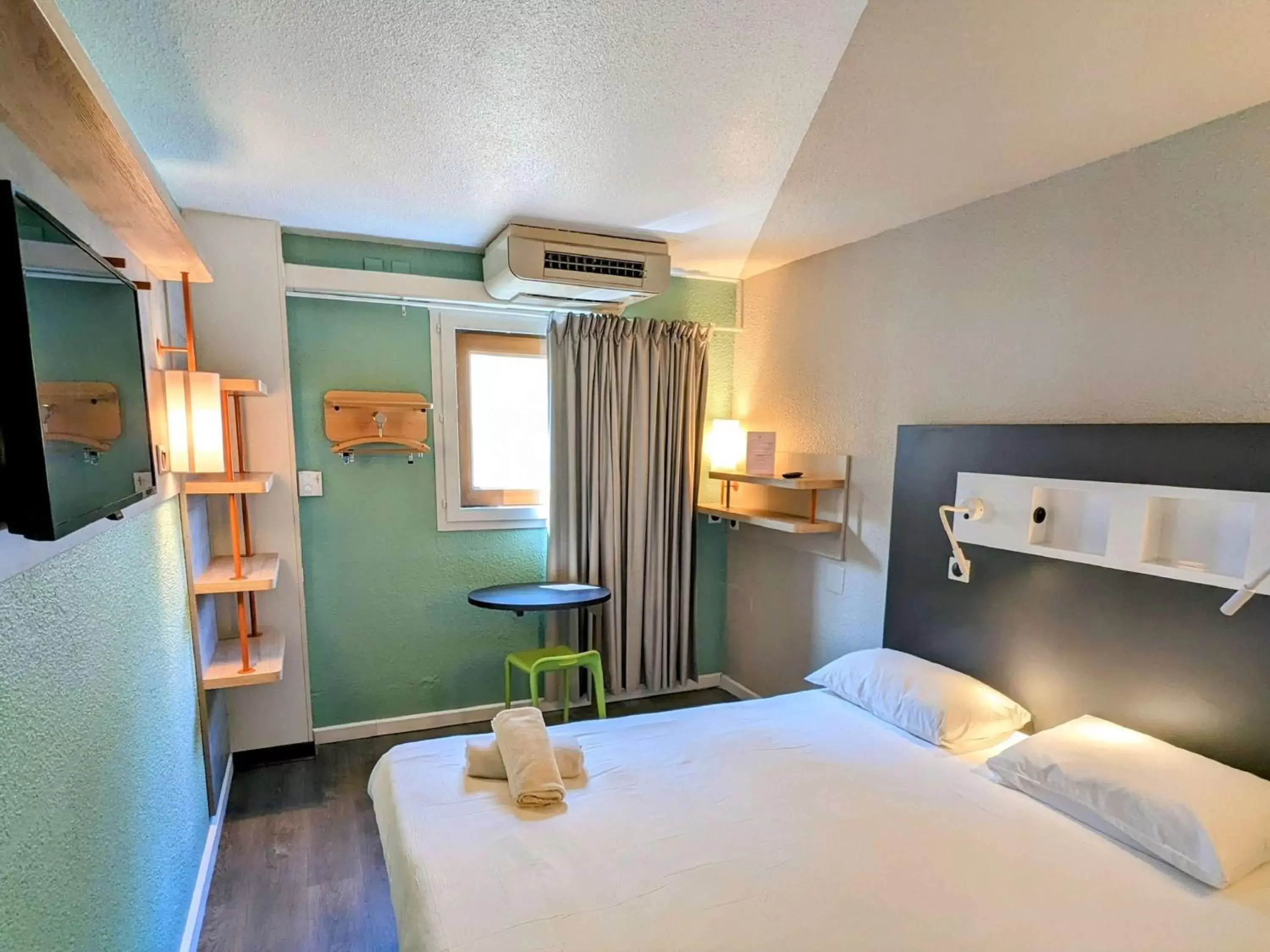 Bedroom in ibis budget Marseille Vieux Port