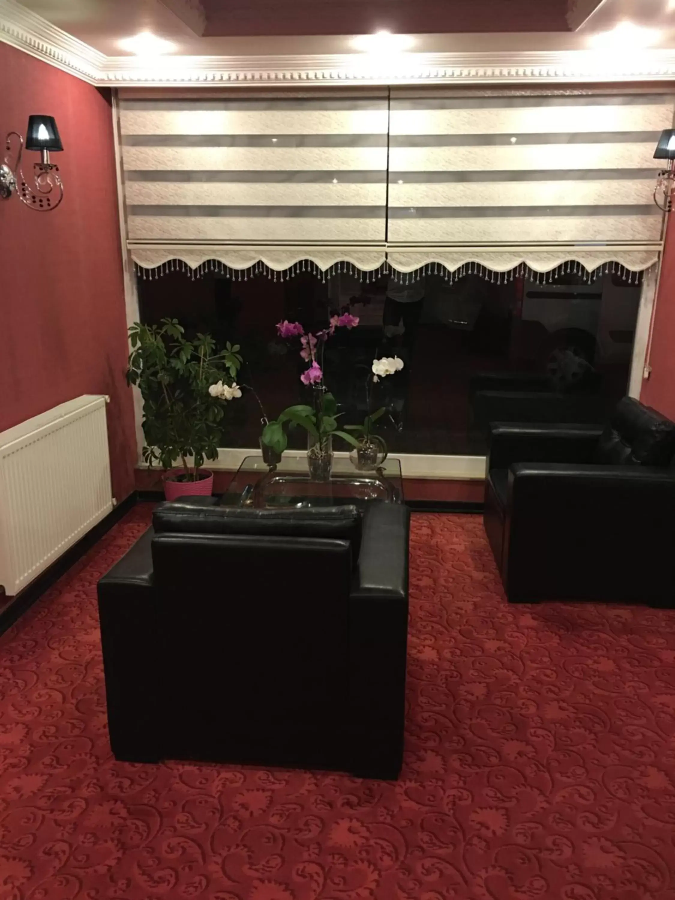 Communal lounge/ TV room in Mina 1 Hotel
