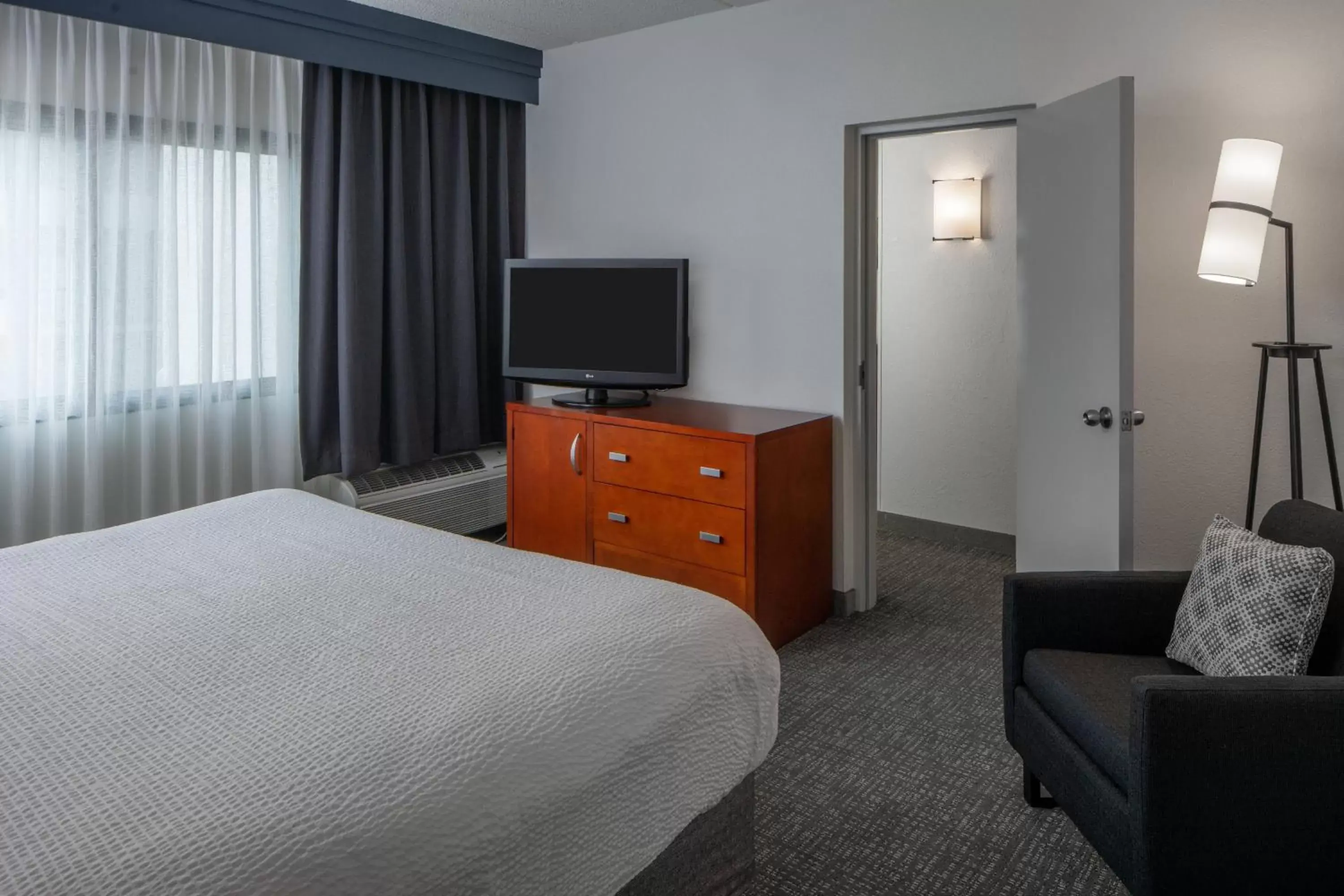 Bedroom, TV/Entertainment Center in Courtyard by Marriott Memphis East/Park Avenue