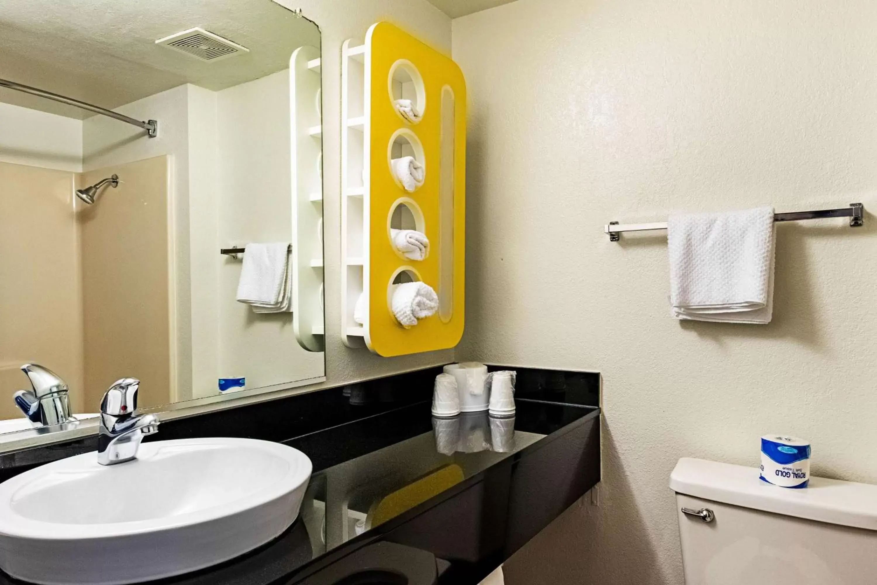 Toilet, Bathroom in Motel 6-Palatine, IL - Chicago Northwest