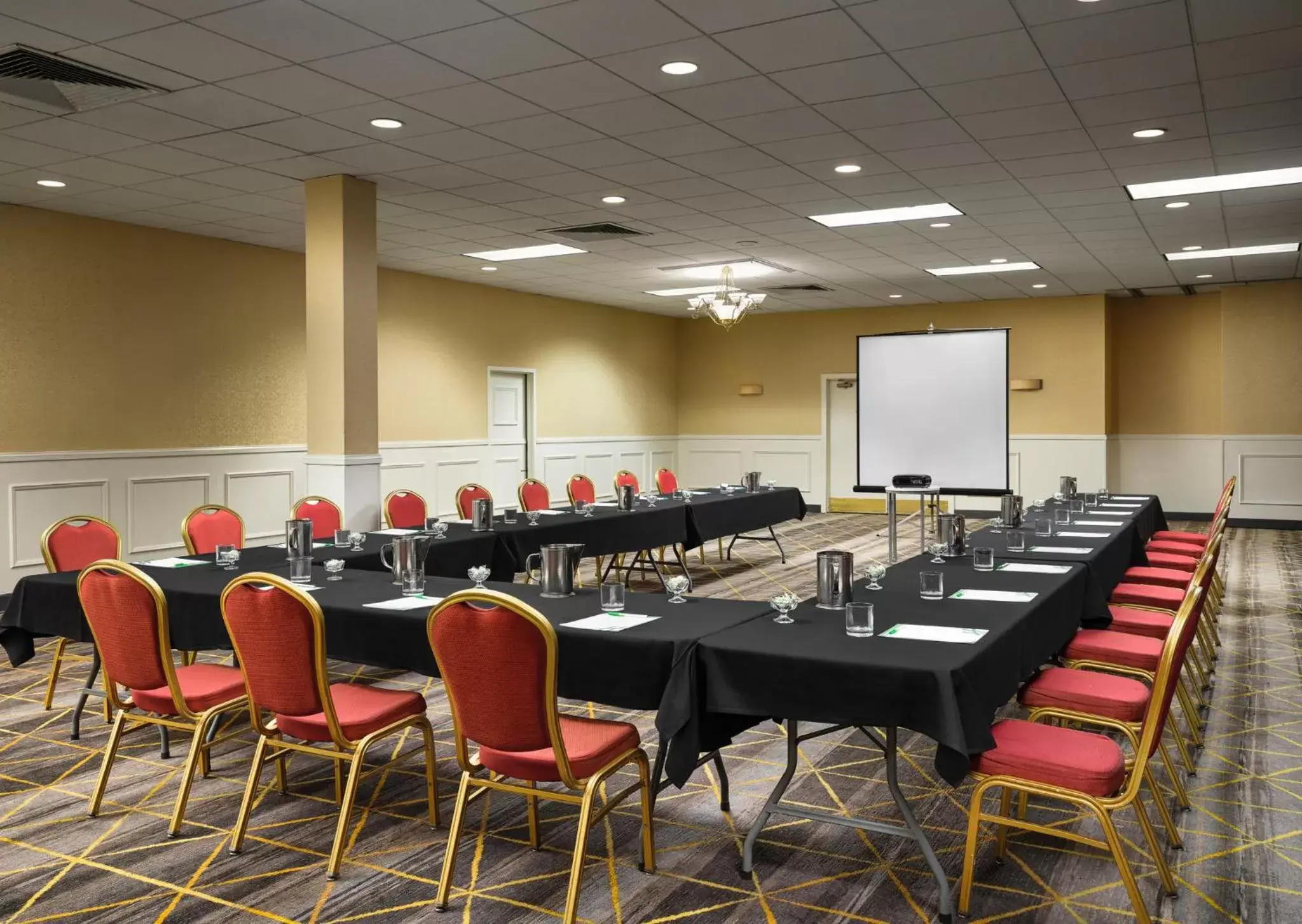 Meeting/conference room in Holiday Inn & Suites Boston Peabody, an IHG Hotel