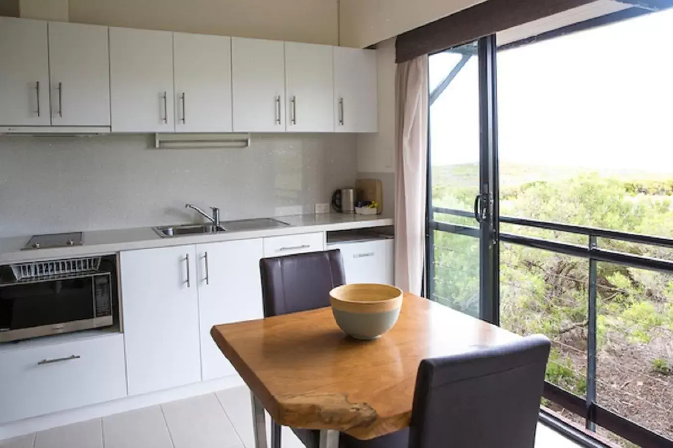 Kitchen or kitchenette, Kitchen/Kitchenette in Margarets Beach Resort