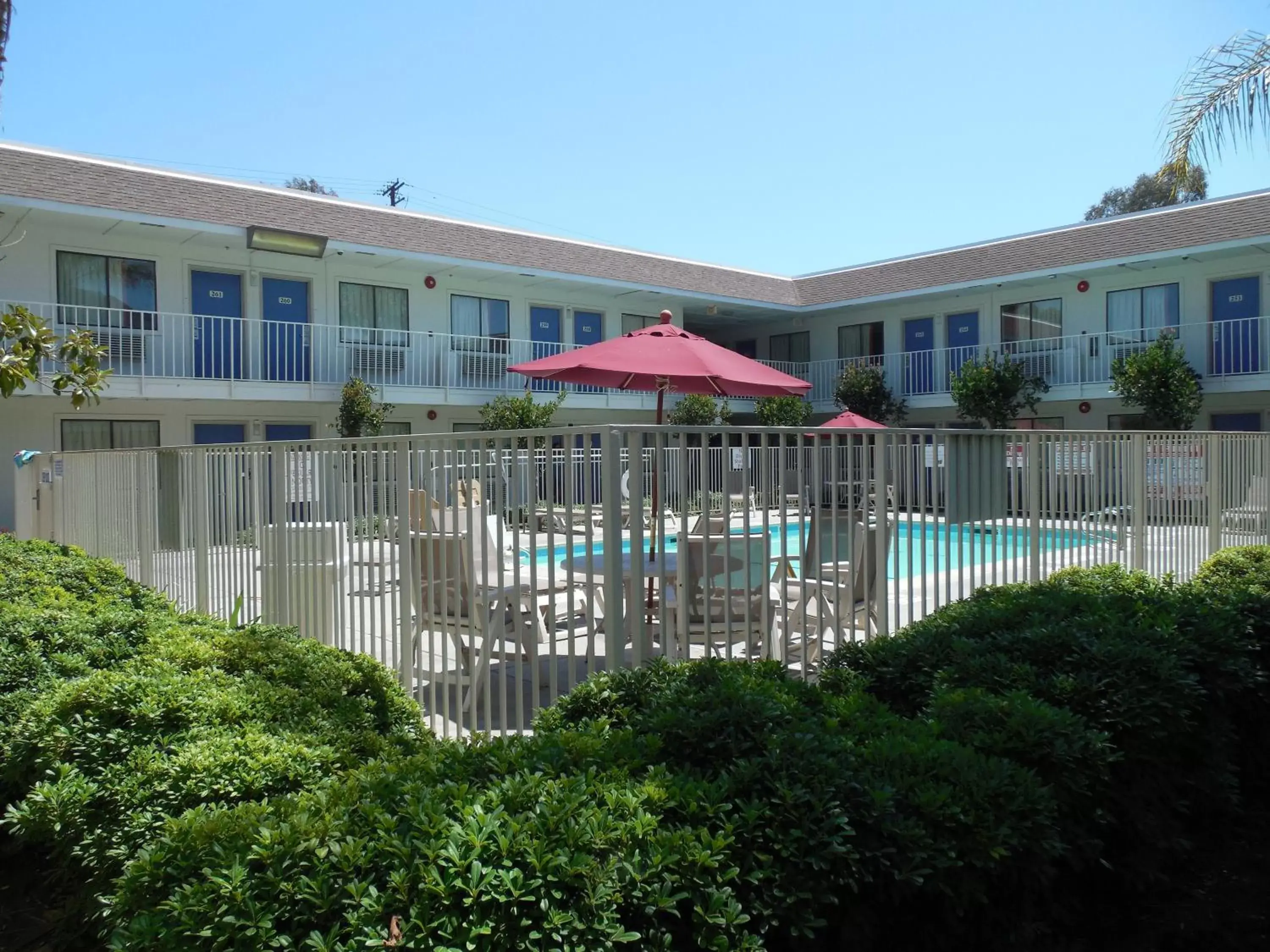 Swimming pool, Property Building in Motel 6-Temecula, CA - Historic Old Town