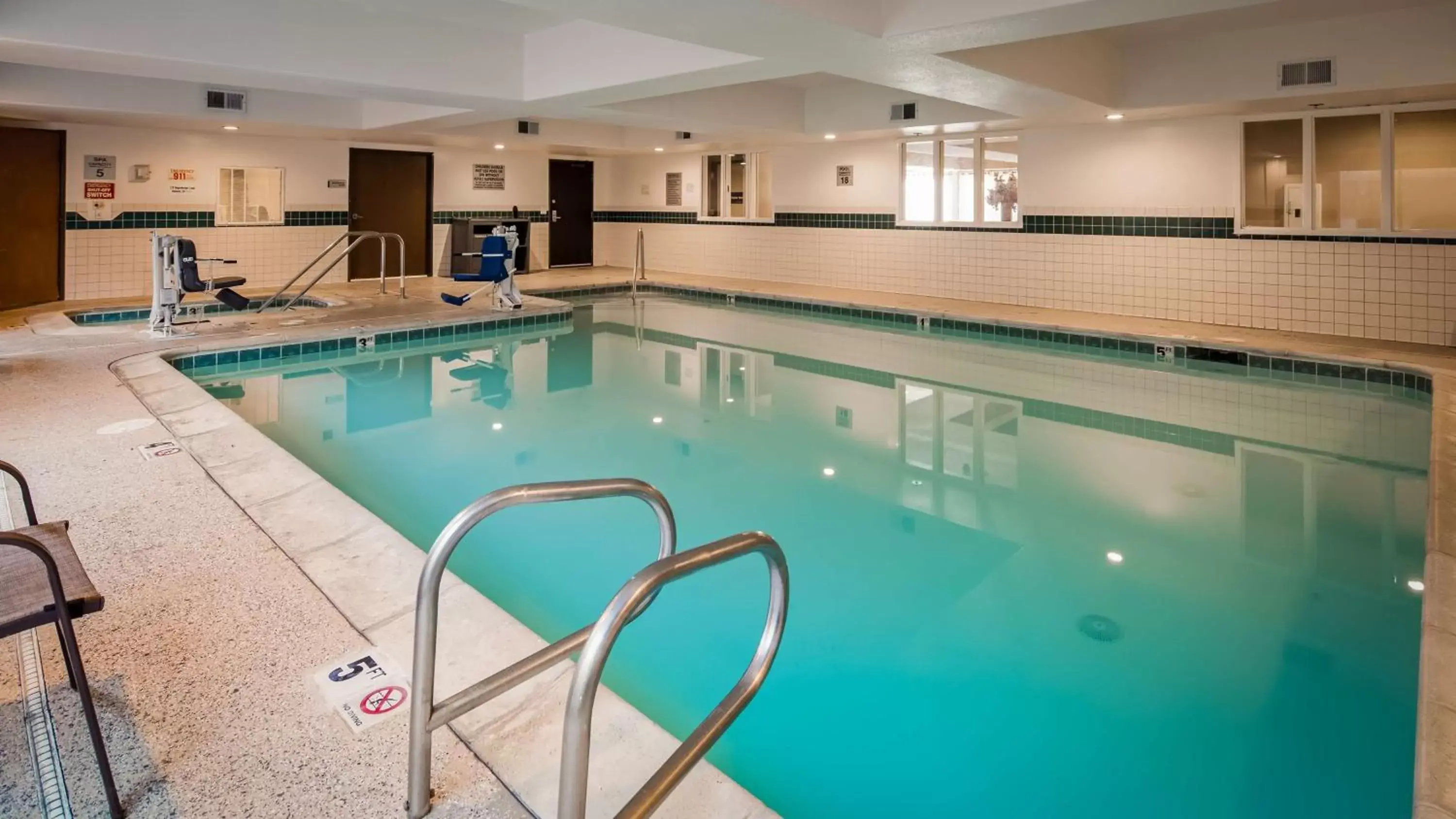 On site, Swimming Pool in Best Western Airport Inn & Suites Oakland