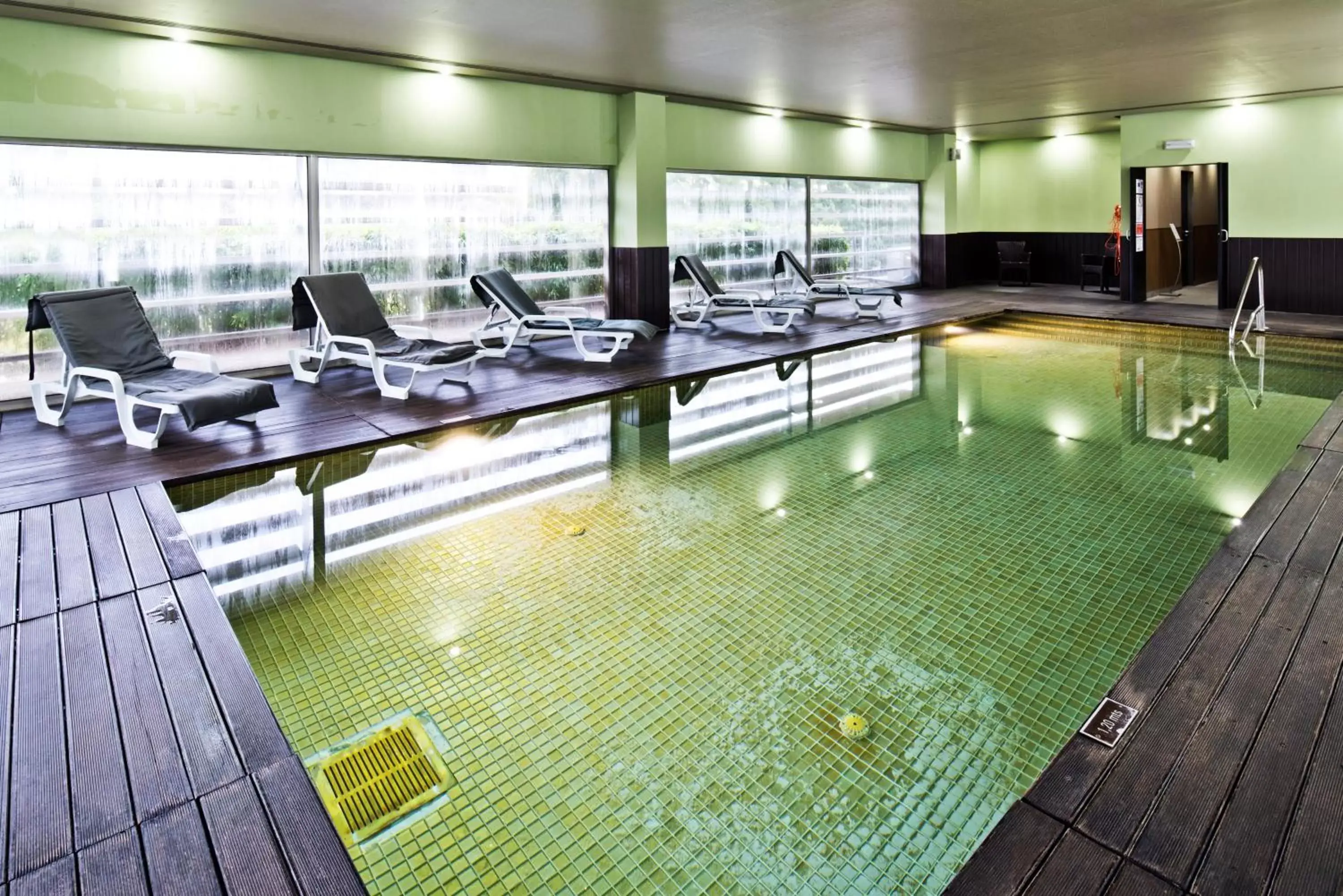 Swimming Pool in Golden Tulip São João da Madeira Hotel