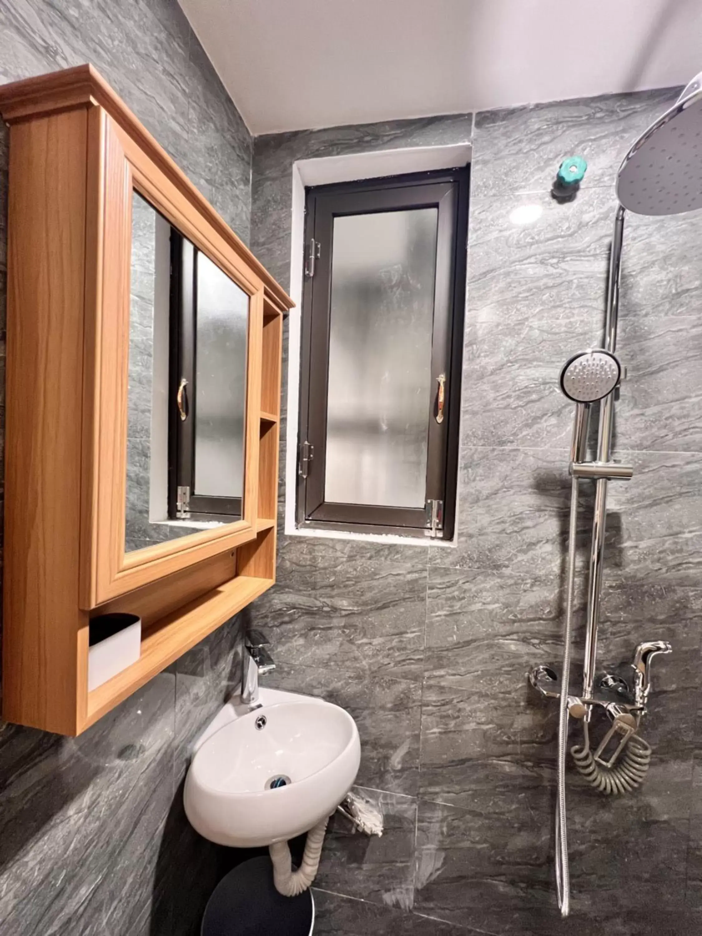 Shower in An Nam Corner- Thanh Yen Shower in An Nam Corner- Thanh Yen